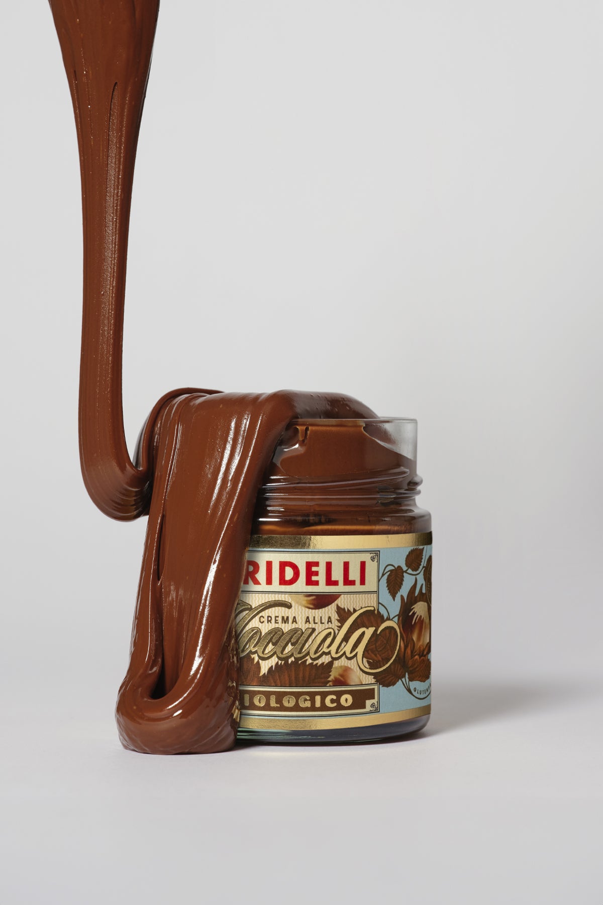 Italienische Bio Haselnusscreme von Gridelli im Glas – schräg fotografiert