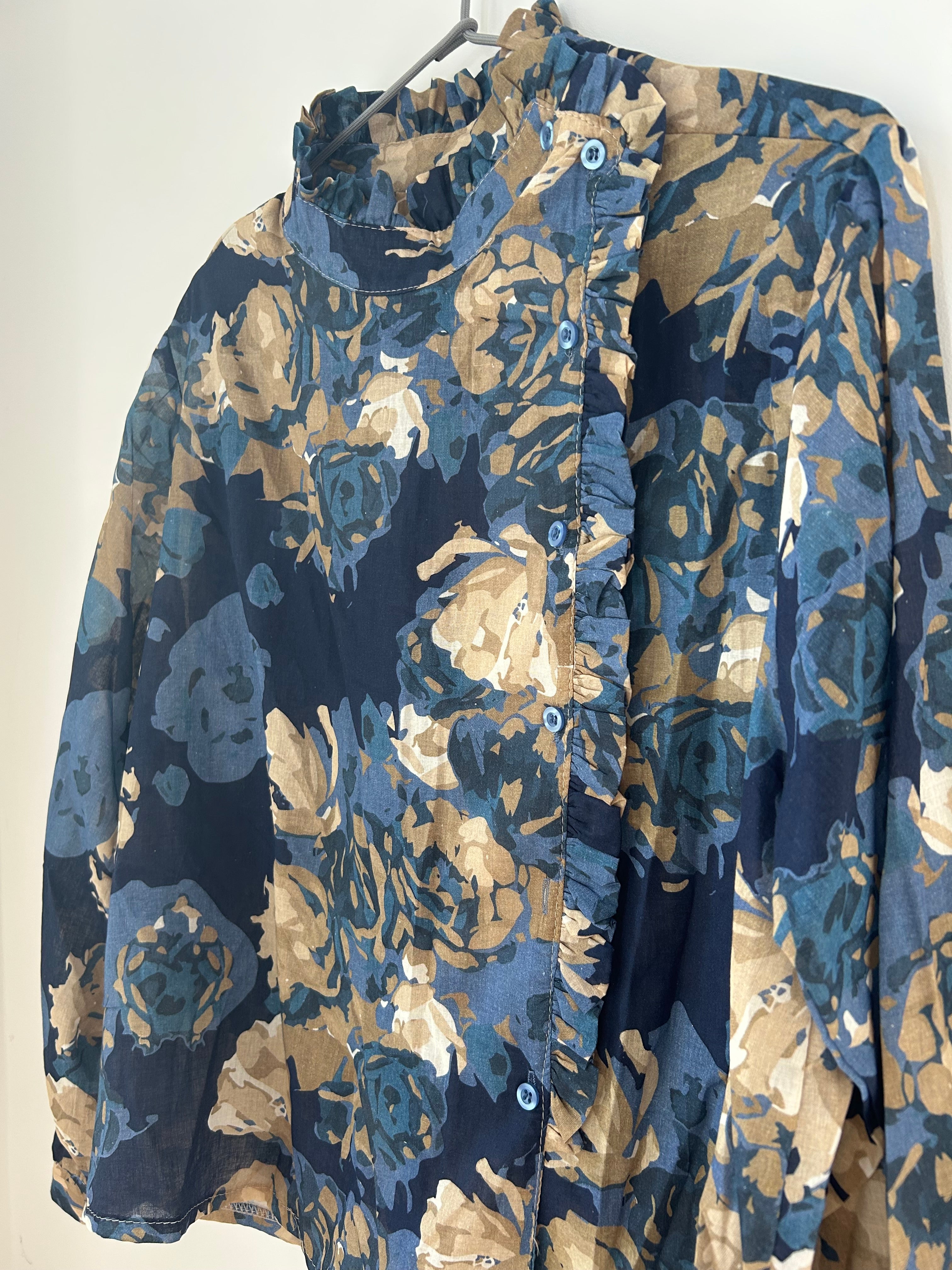 Hochgeschlossene Bluse mit Blumenmuster