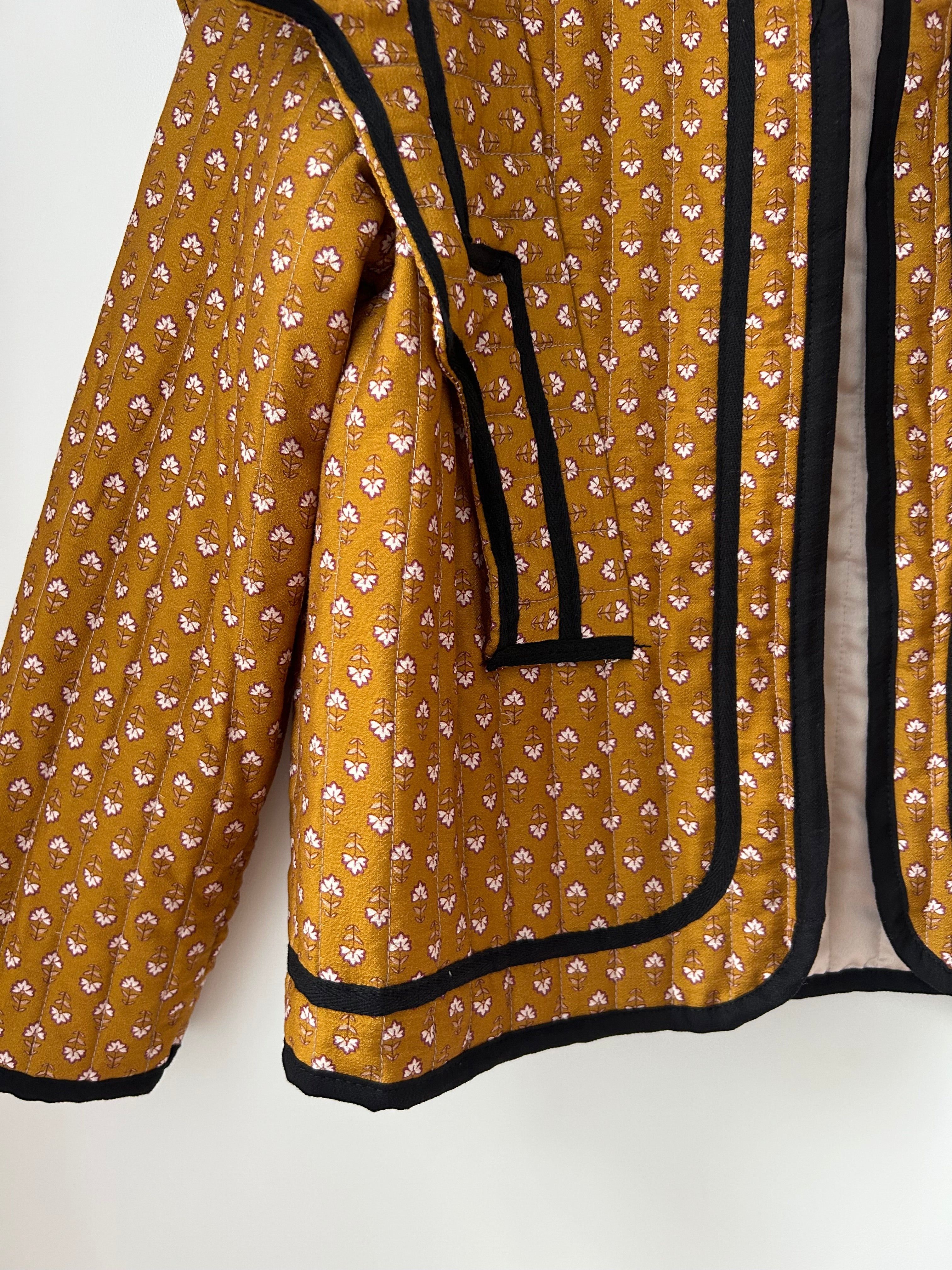 Gequiltete Jacke mit Blümchenmuster - Ocker