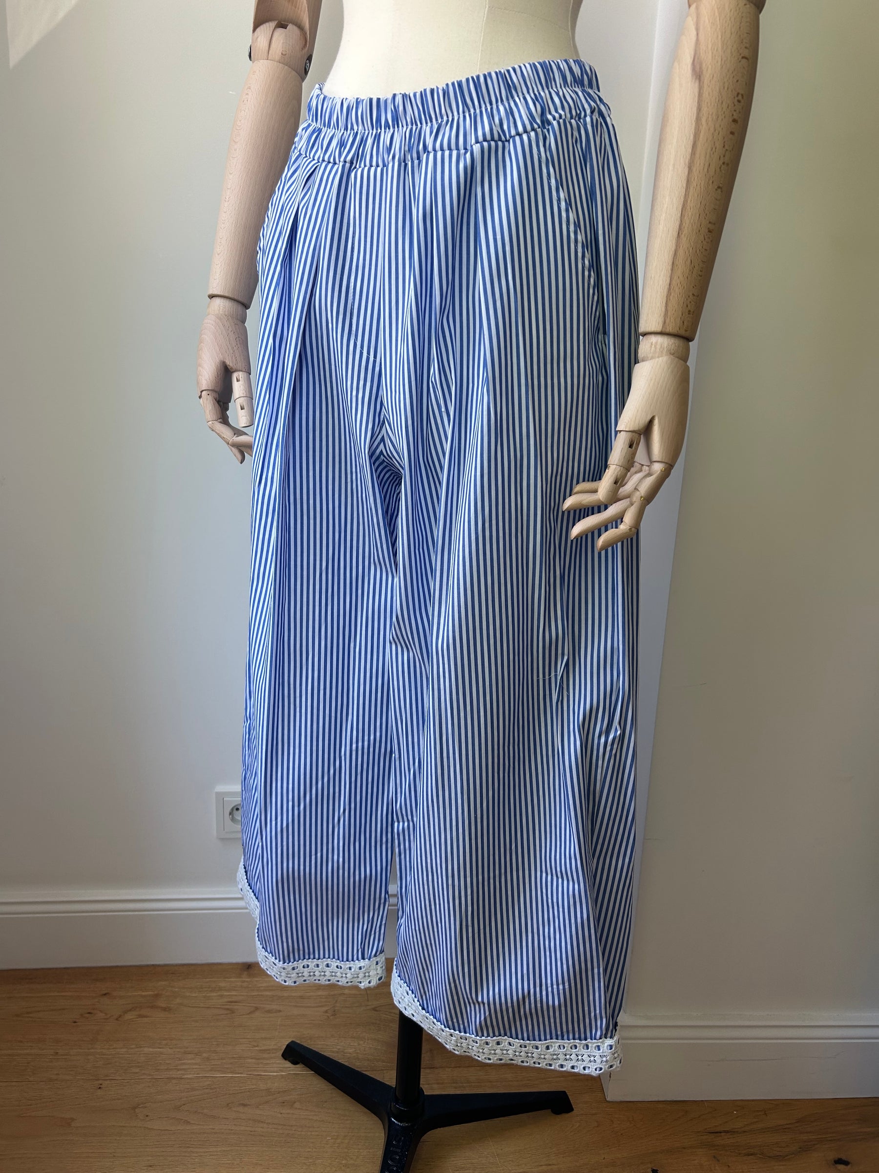 Gestreifte Hose mit Spitze