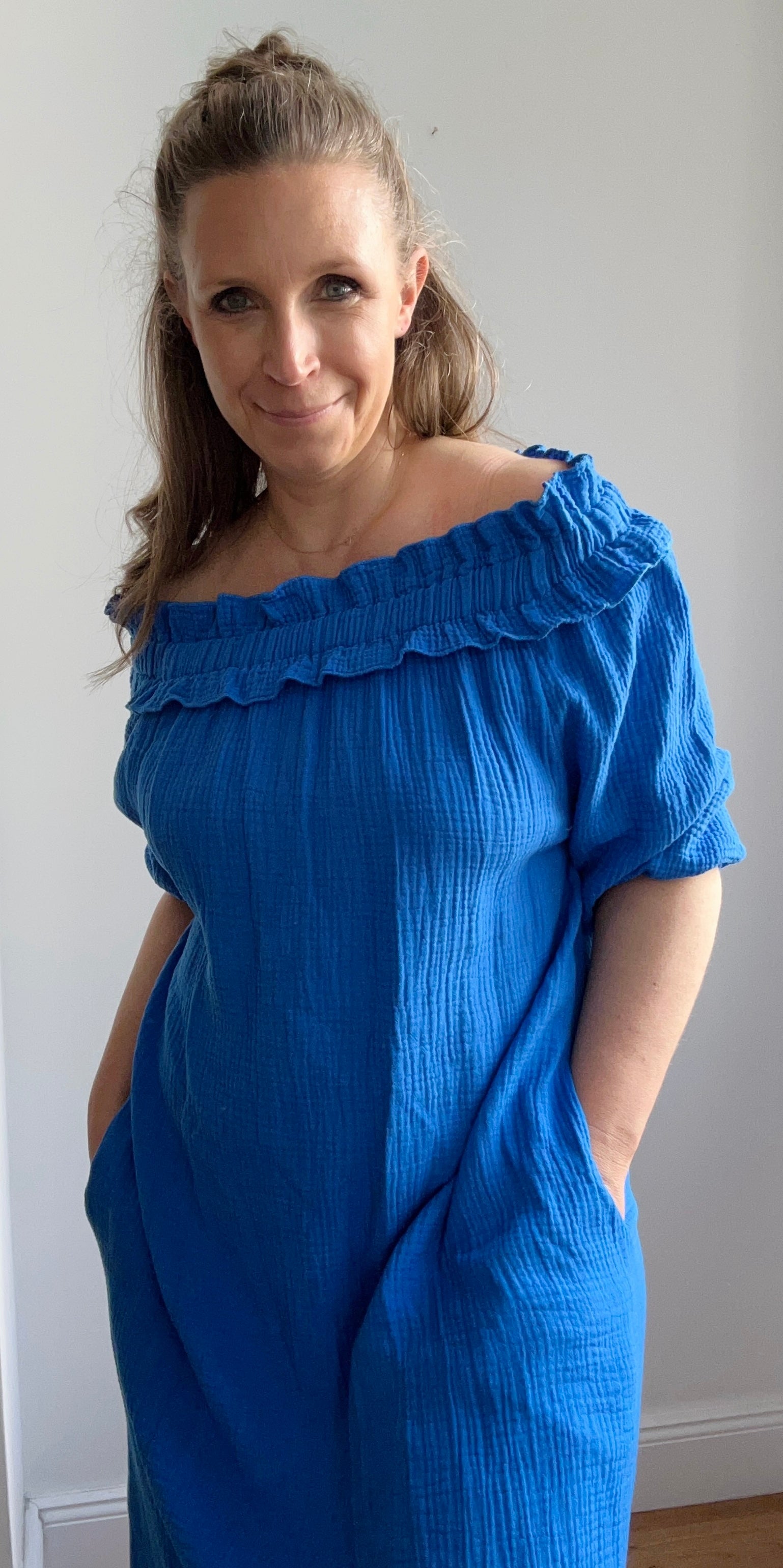 Kleid mit Carmen-Ausschnitt azurblau