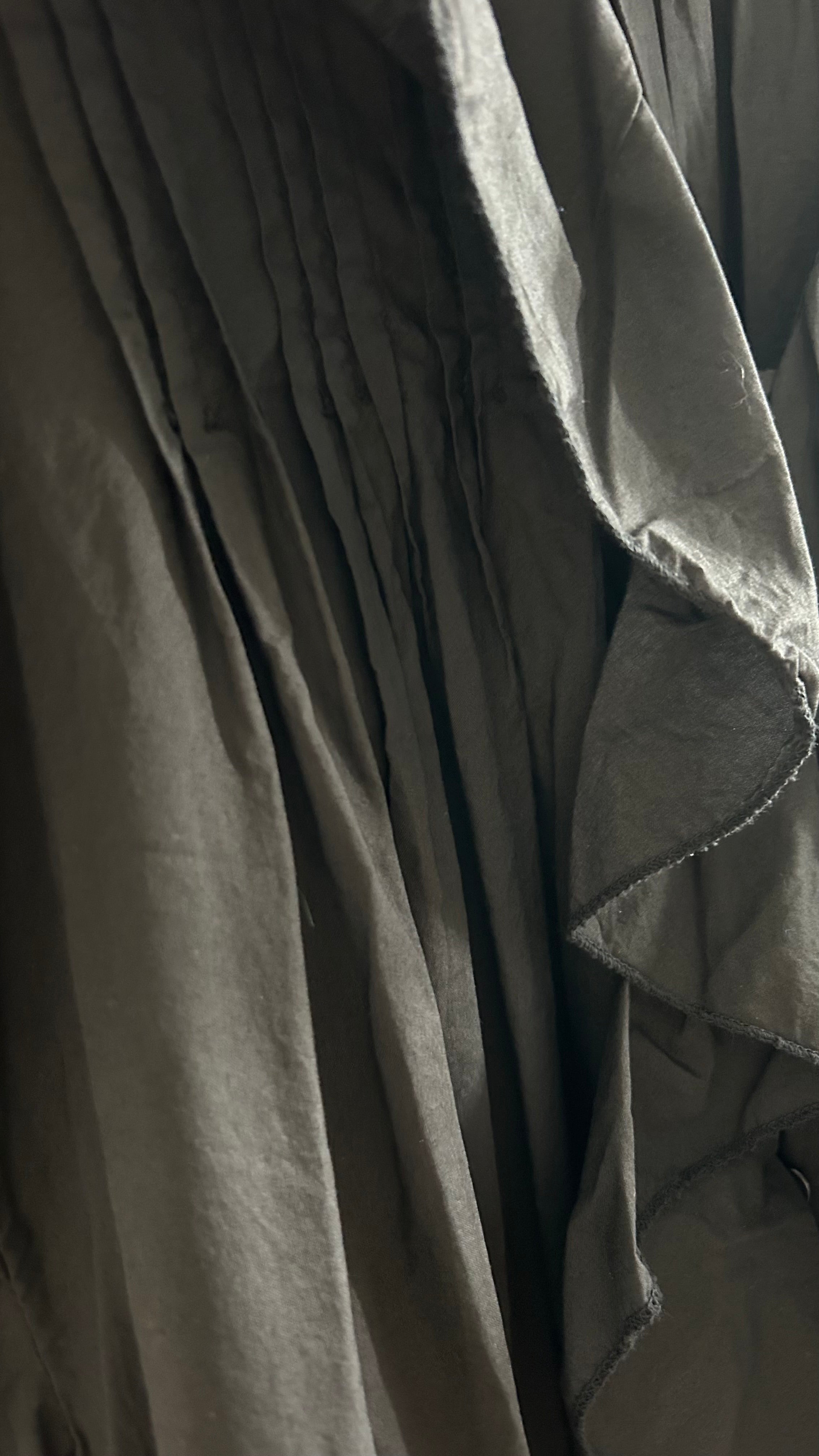 Langes Kleid mit Rüschen schwarz