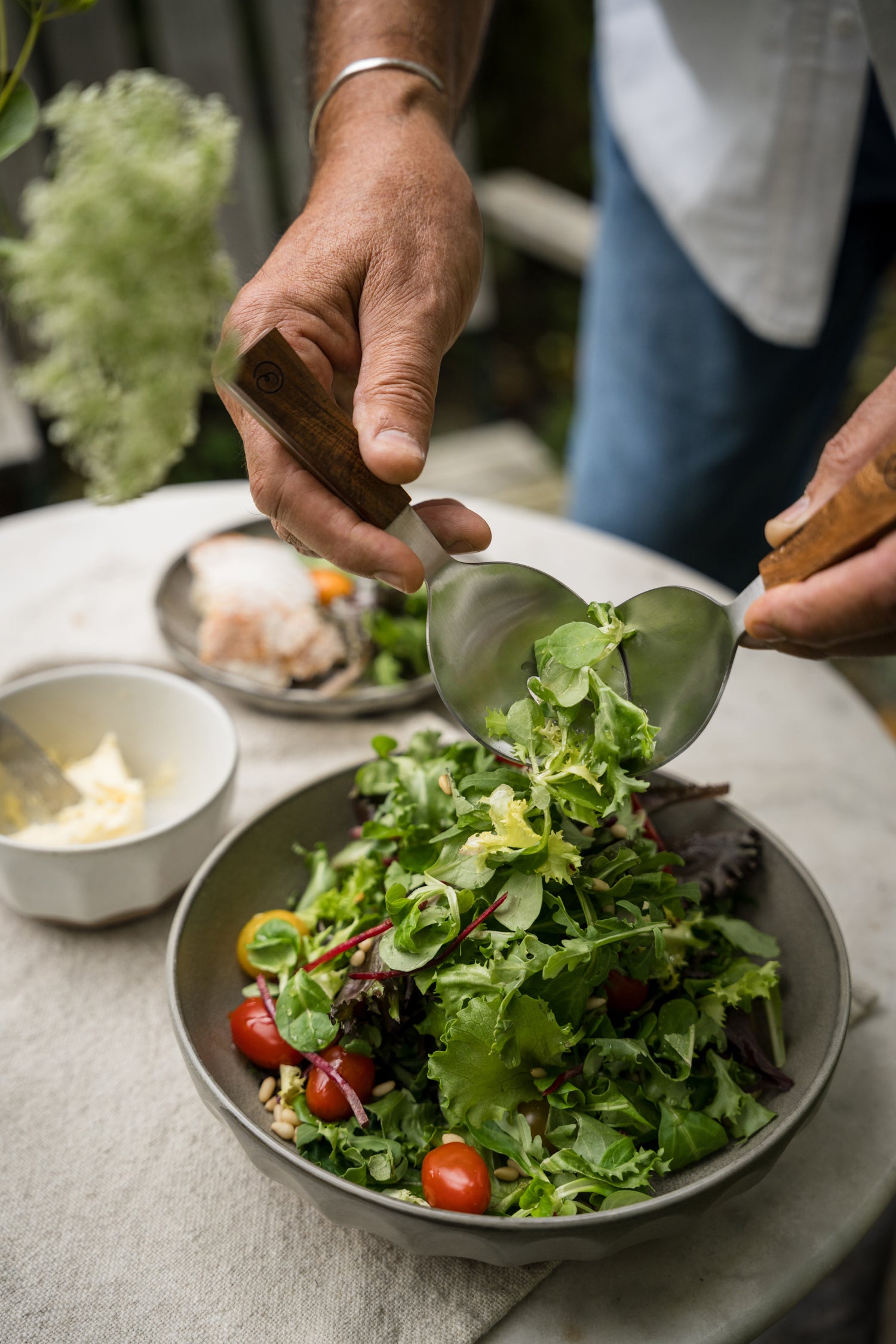 Salatbesteck aus Edelstahl mit Holzgriff