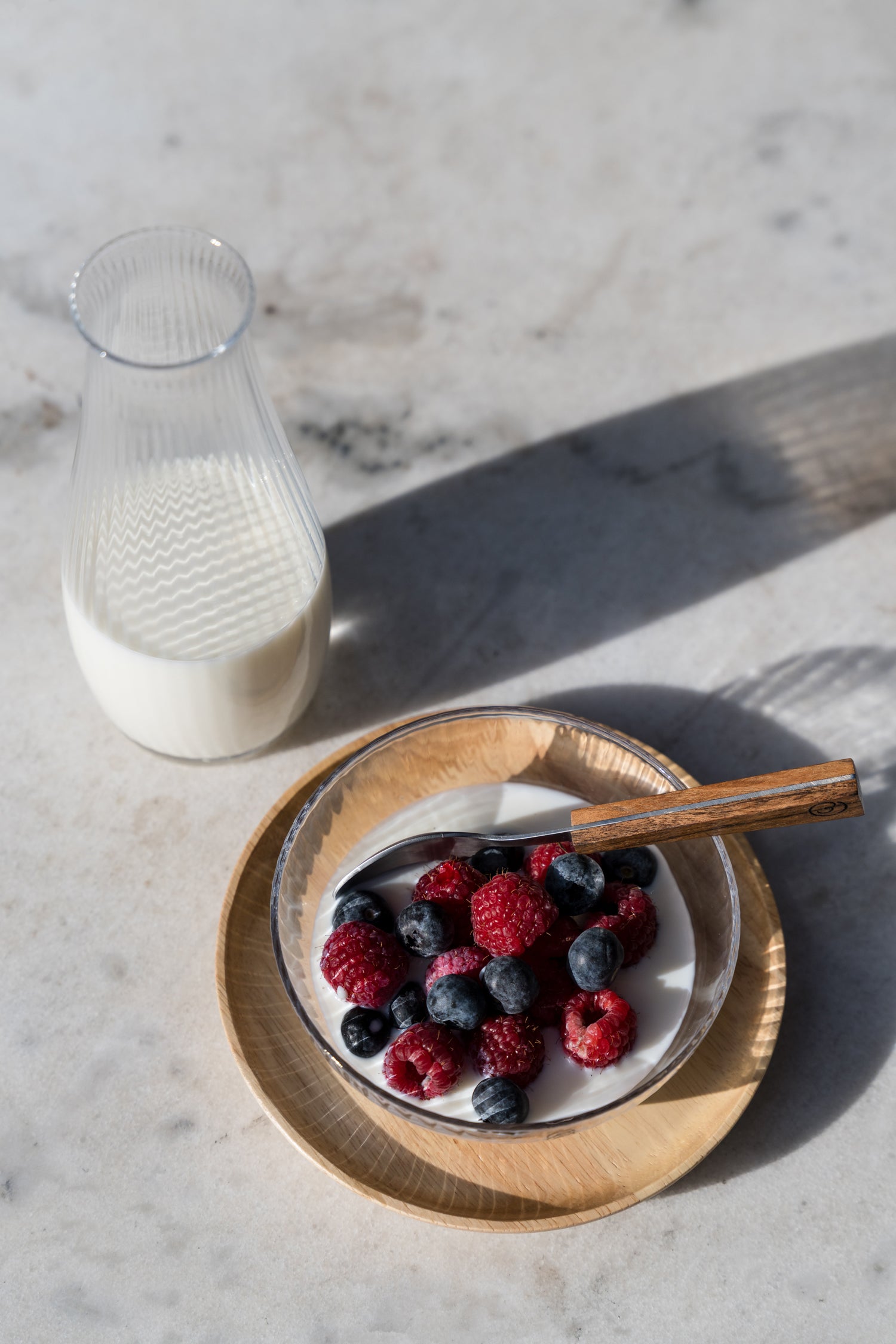 Rundes Holztablett aus hellem Holz (Ø 16,5 cm)