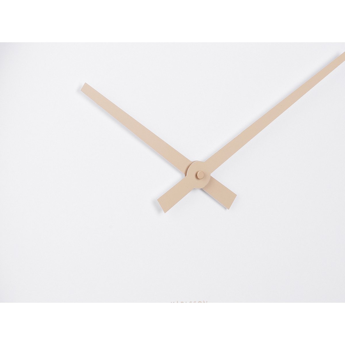 Die Wanduhr „Ancho“ im Detail – modernes Design mit warmem Holzton