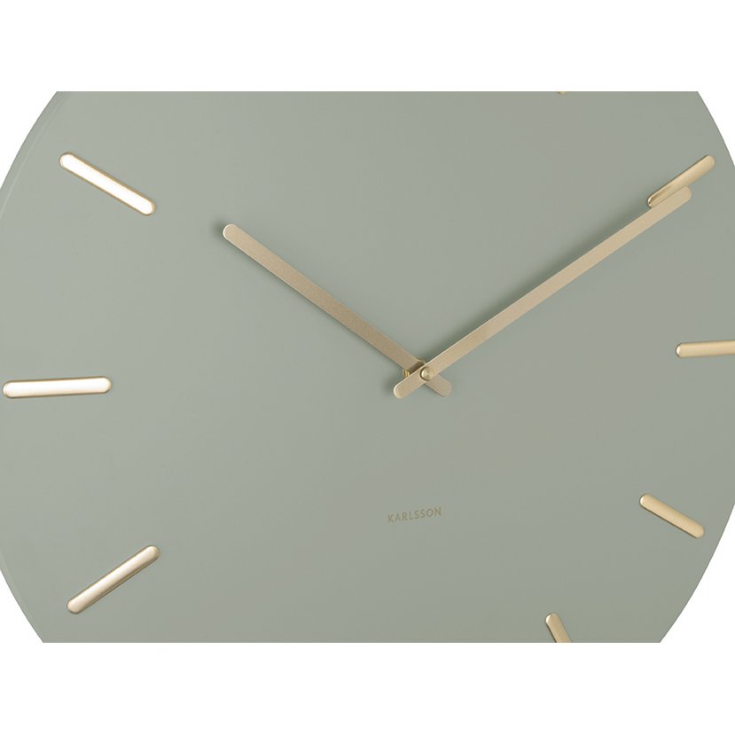 Detailansicht der goldenen Zeiger der Wanduhr Charme