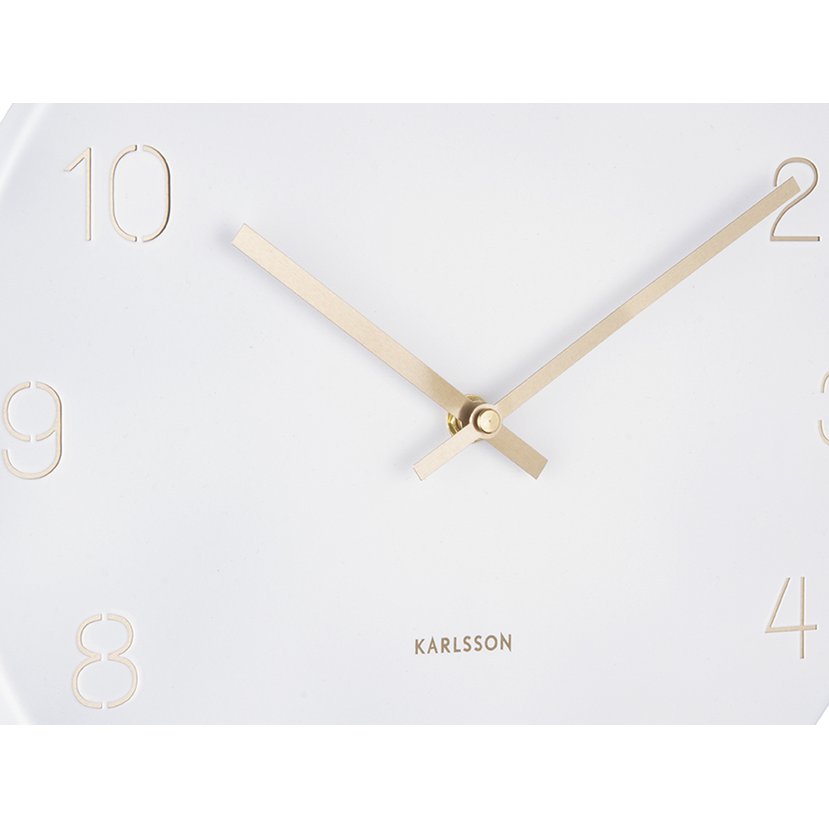 Detail der gravierten Zahlen der Karlsson Wanduhr Charme