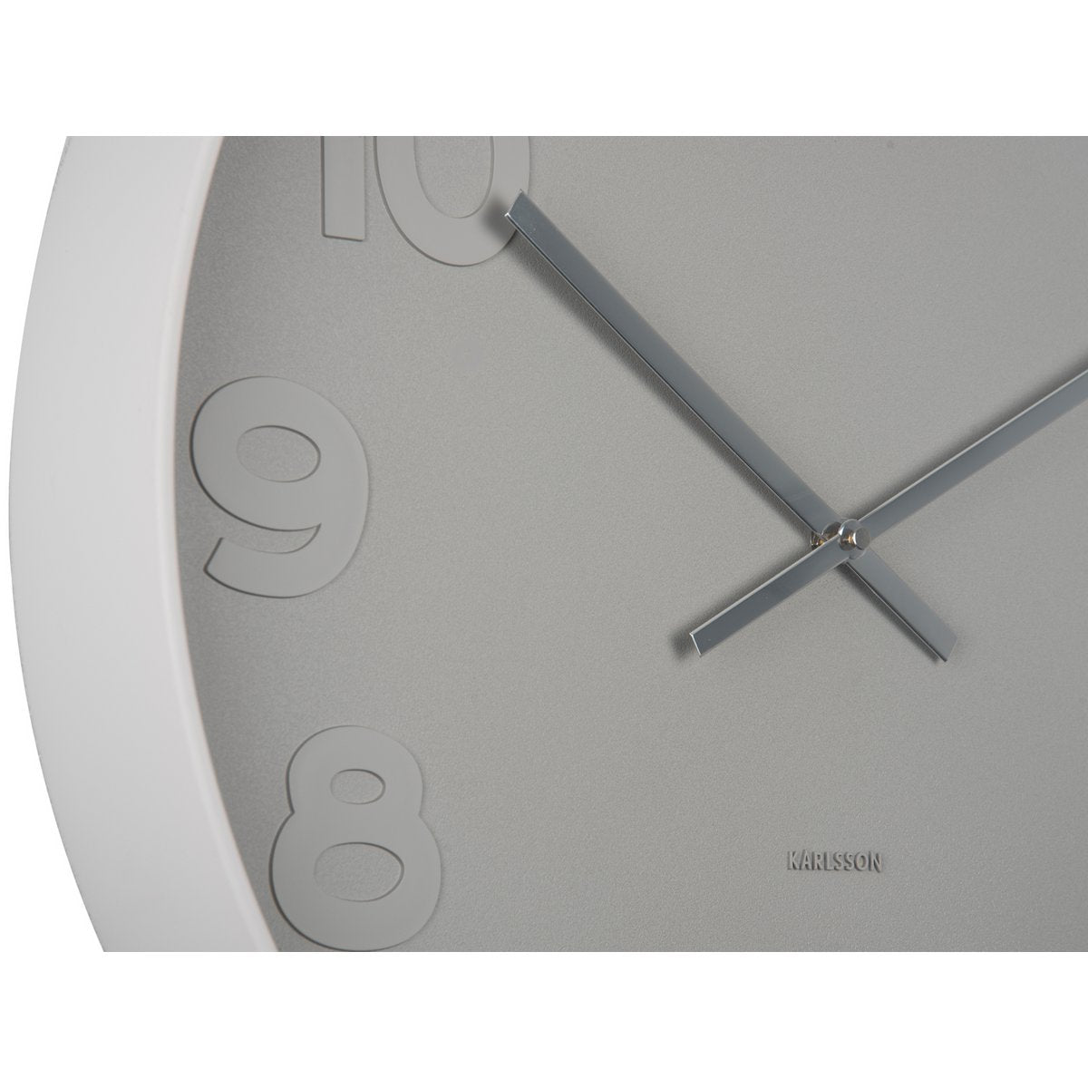 Nahaufnahme des Ziffernblatts der Karlsson Wanduhr Mr. Grey, modernes Design