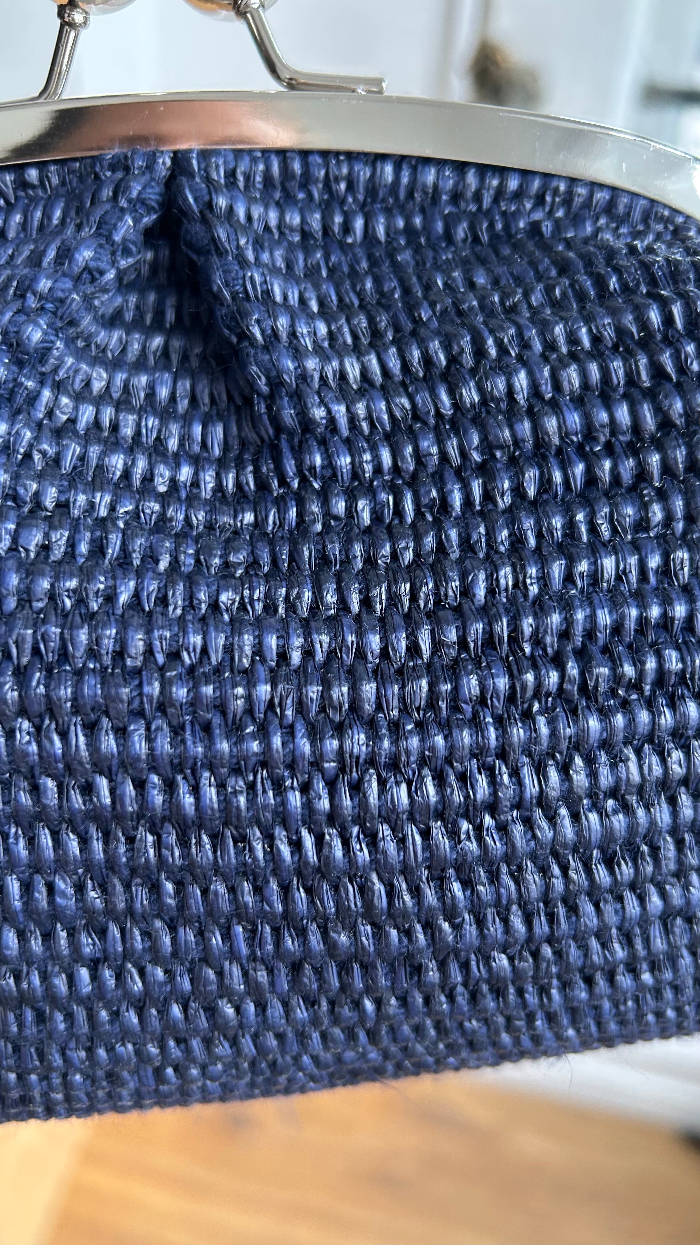 kleine Clutch im Raffia-Stil - silber / dunkelblau
