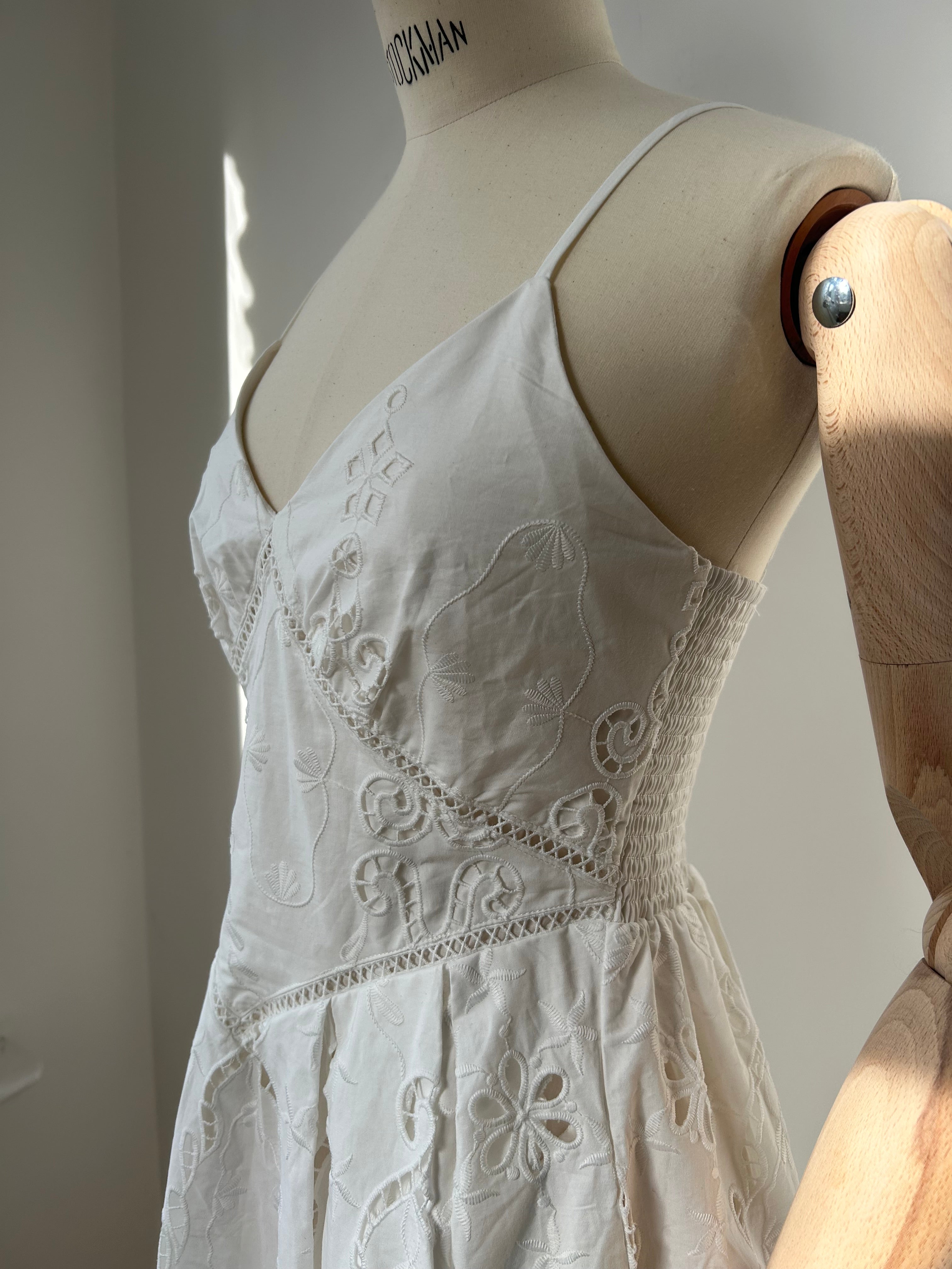 Weißes Spitzenkleid