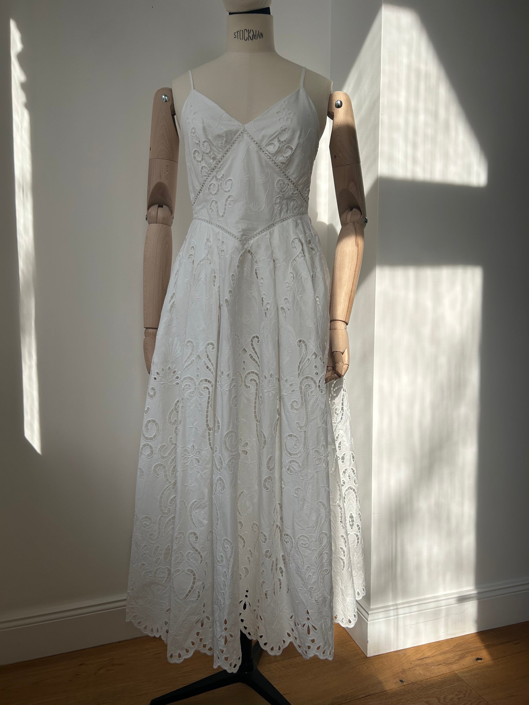 Weißes Spitzenkleid