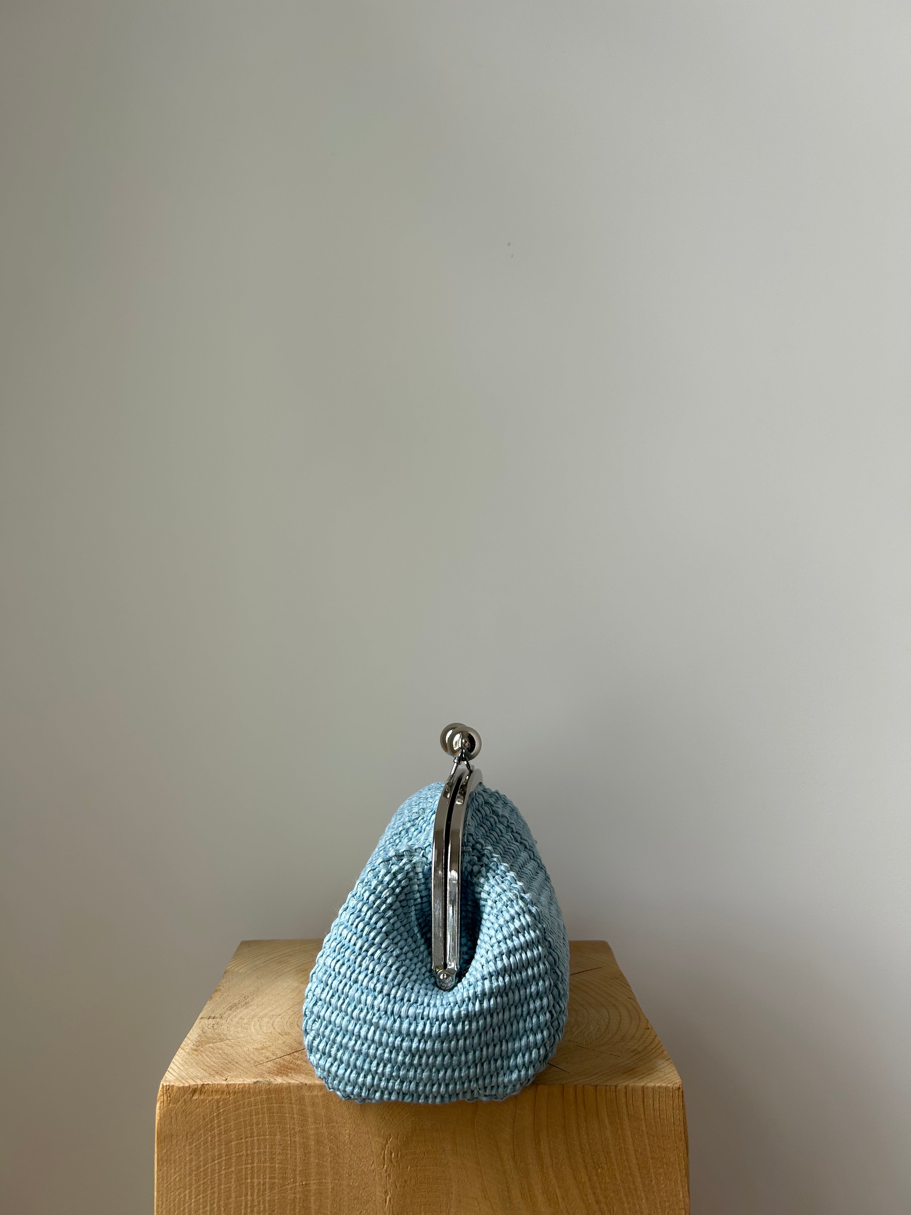 kleine Clutch im Raffia-Stil - hellblau