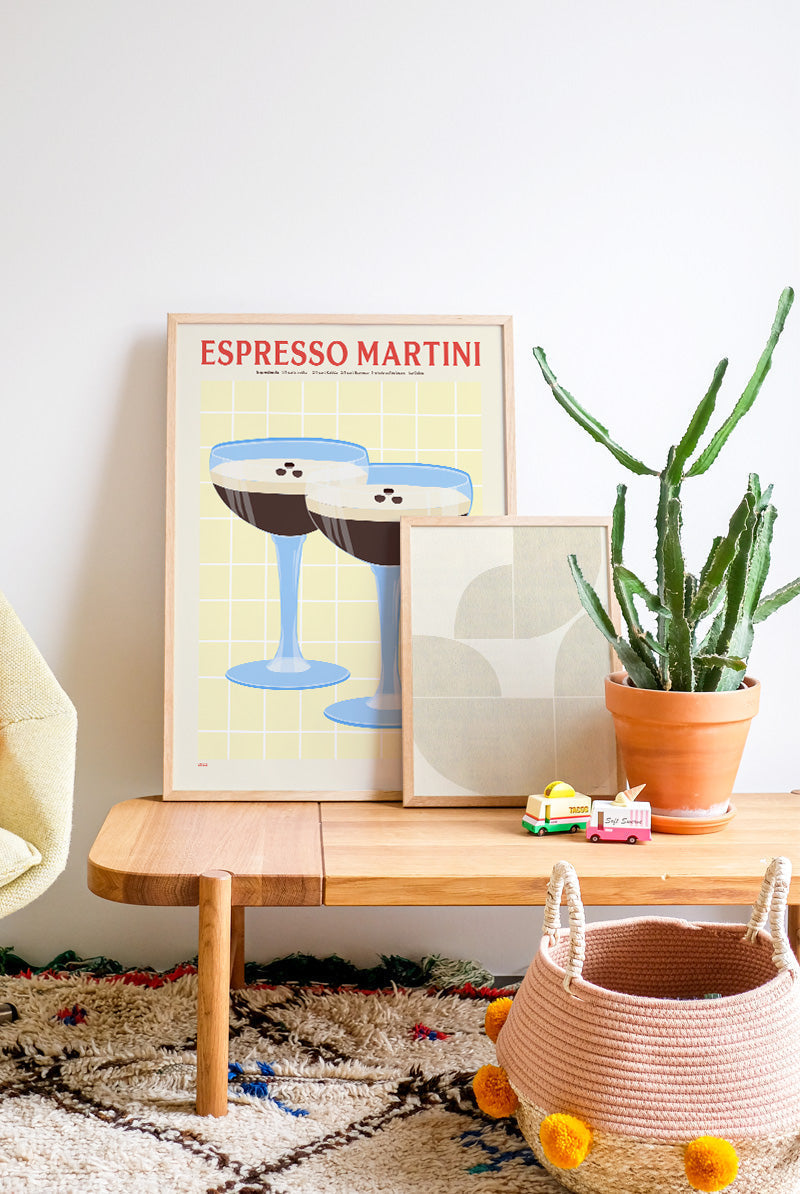 Espresso Martini Poster als dekoratives Wandbild in gemütlichem Wohnbereich