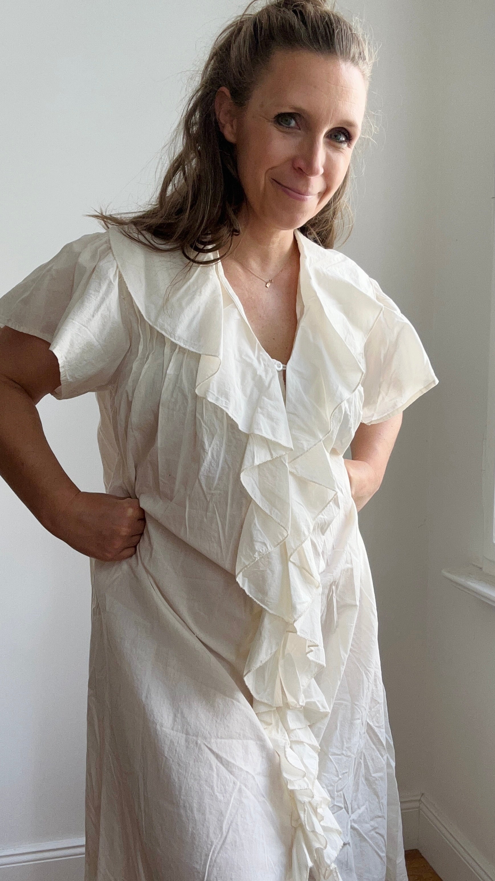 Langes Kleid mit Rüschen creme