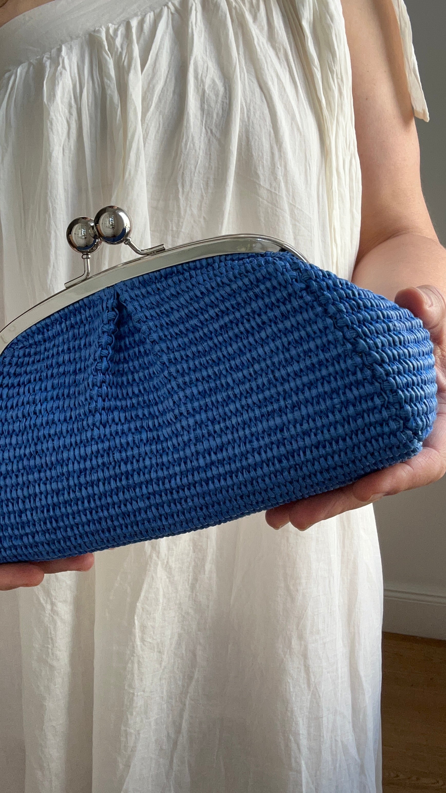 kleine Clutch im Raffia-Stil - silber / kornblumenblau
