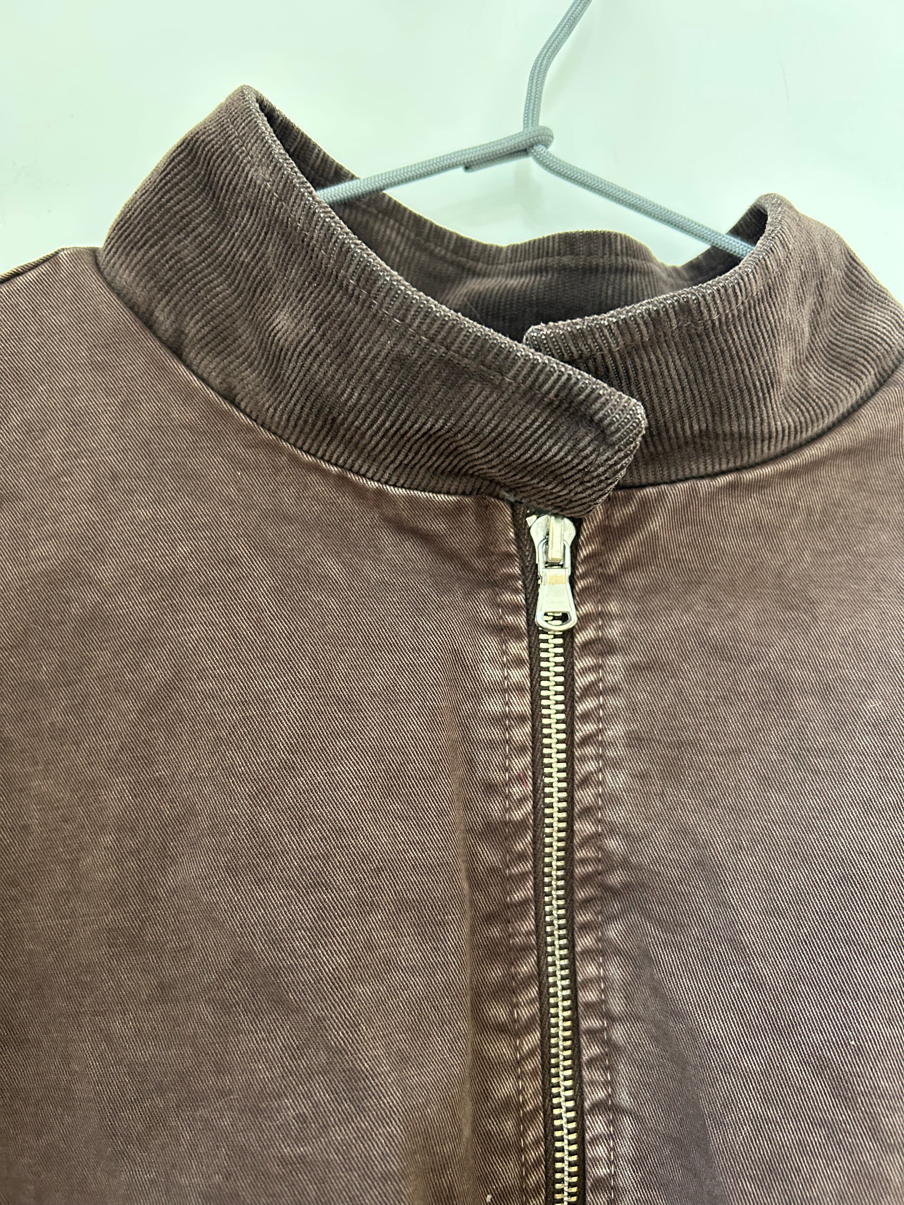 Nahaufnahme des klassischen Babycord-Kragens der Herbstjacke Dunkelbraun, abstellbar oder hoch gerafft