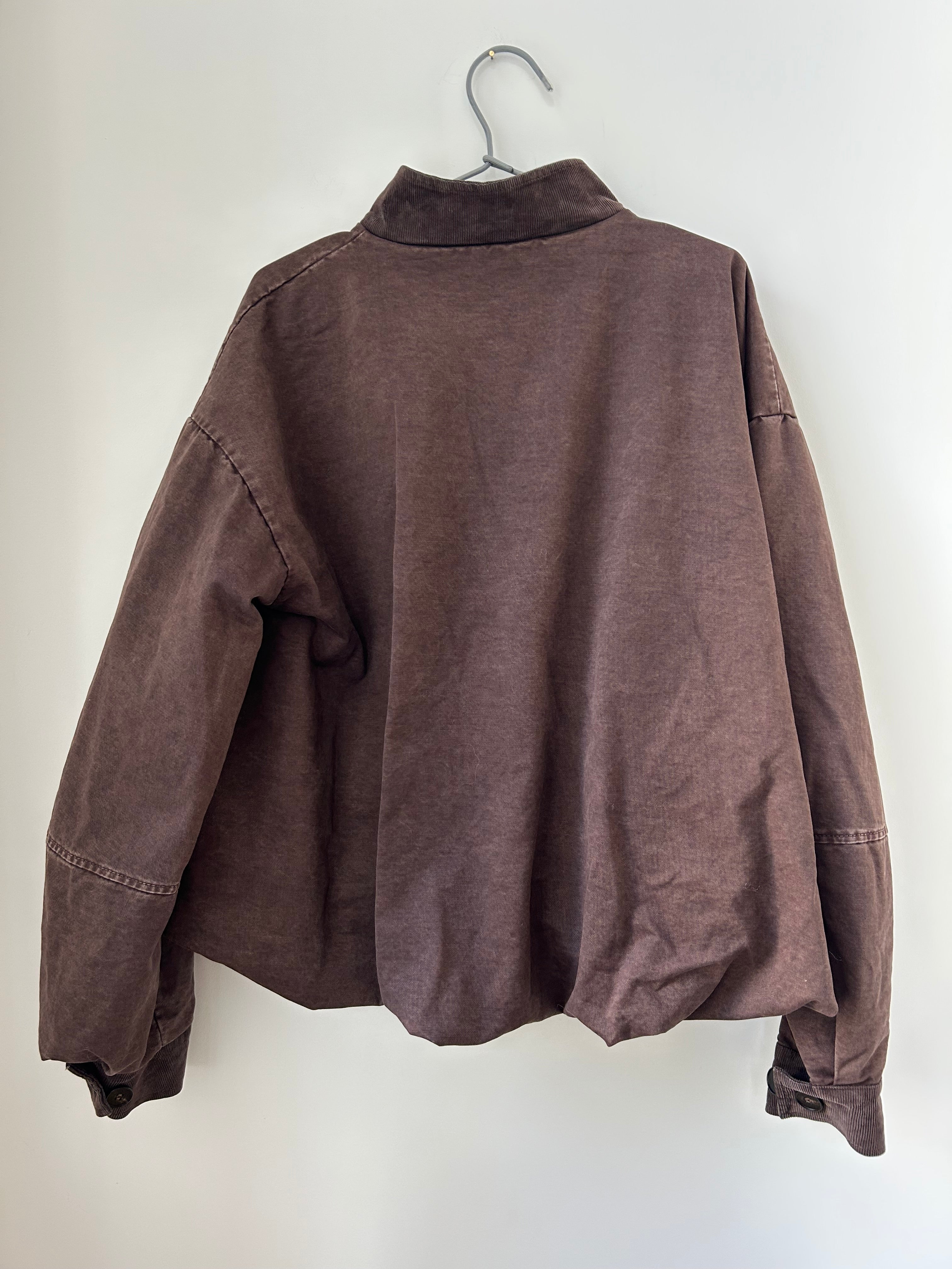 Rückansicht der voluminösen Damen Herbstjacke in Dunkelbraun von Johanna Paris