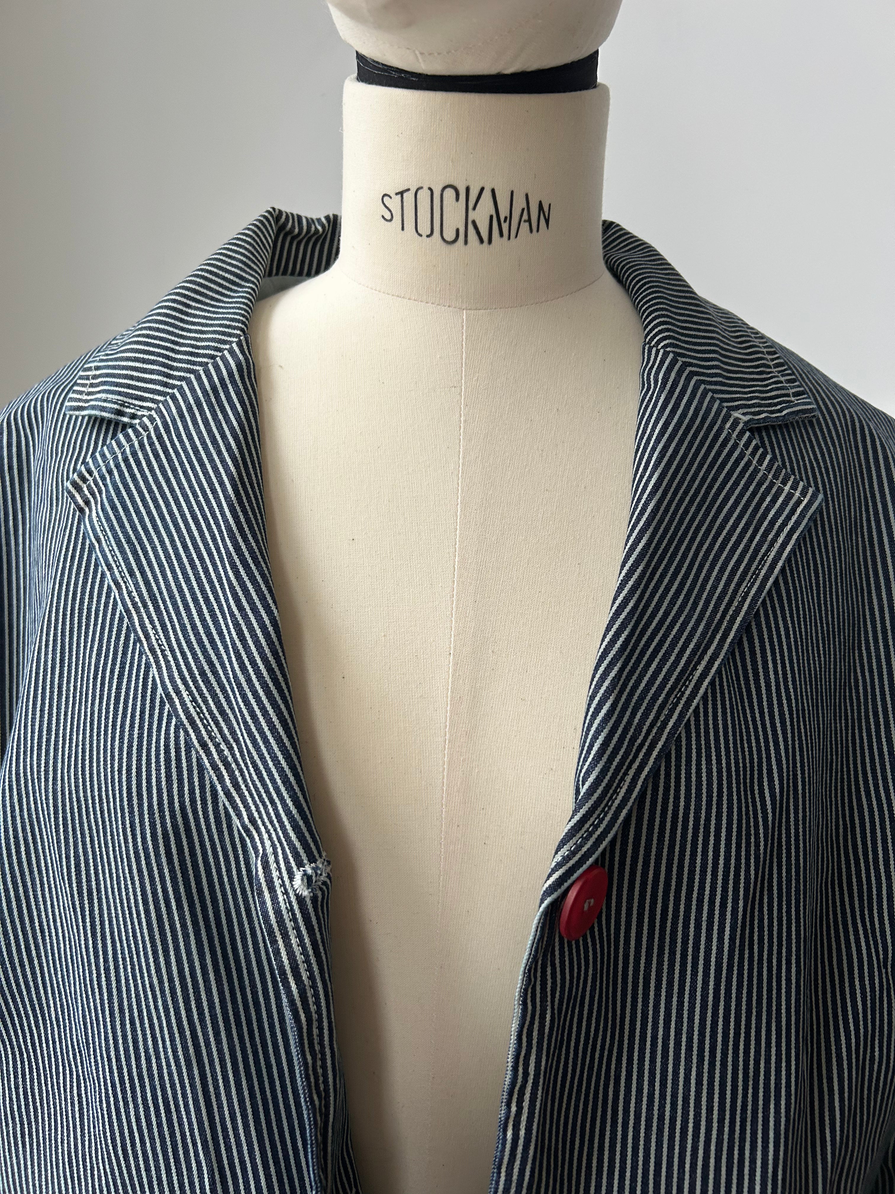 Gestreifte Jacke mit roten Knöpfen