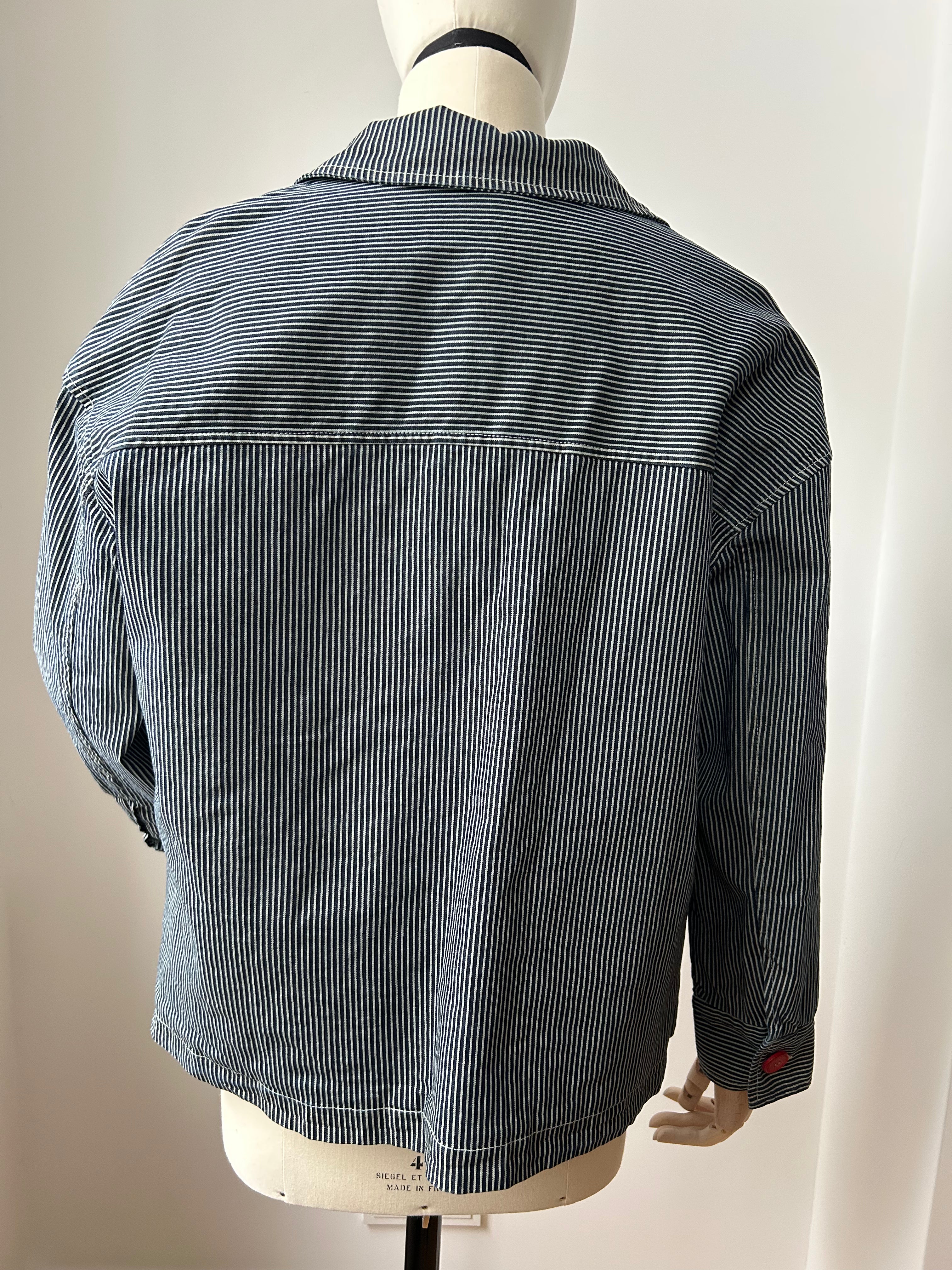 Gestreifte Jacke mit roten Knöpfen