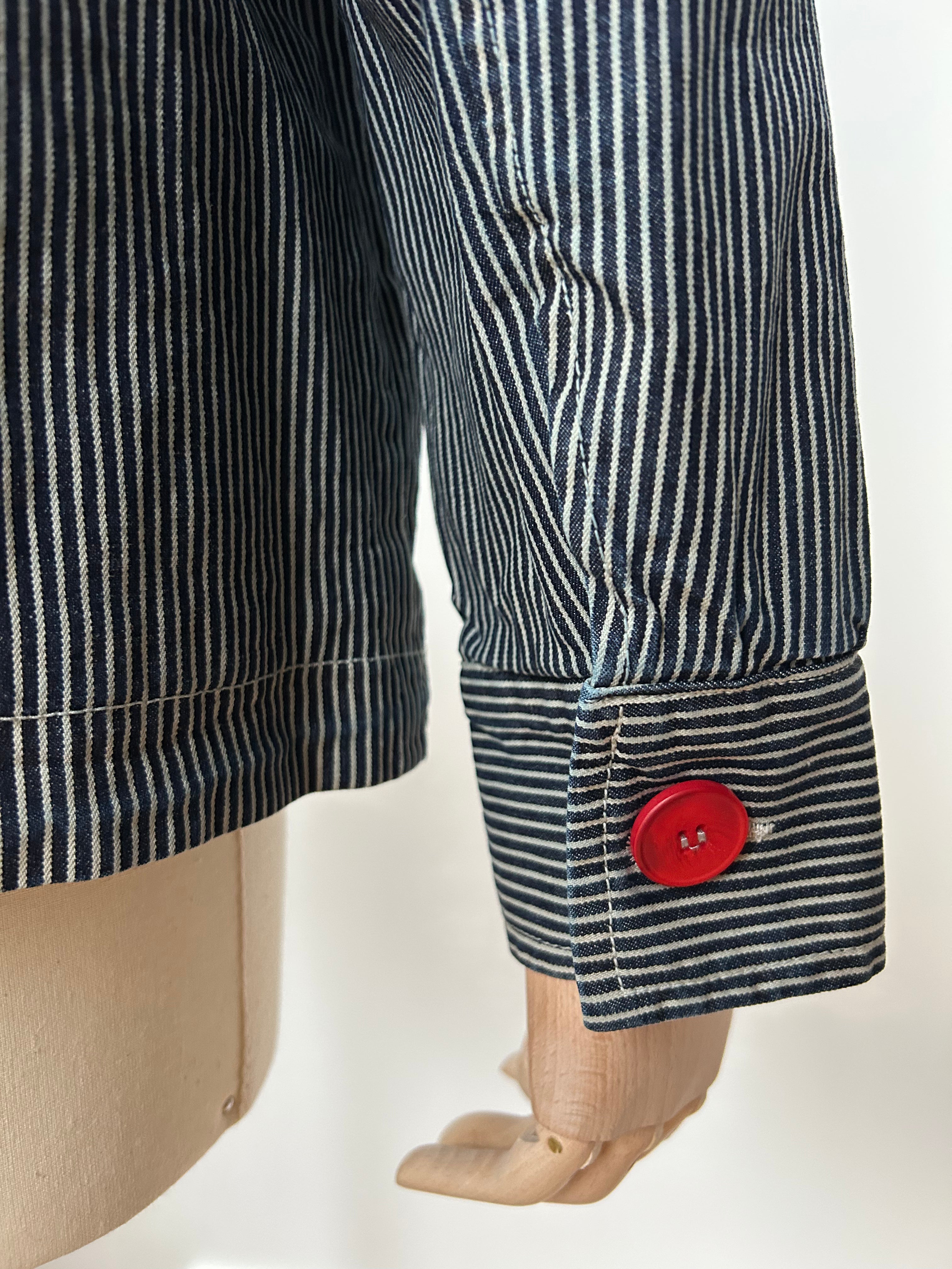 Gestreifte Jacke mit roten Knöpfen