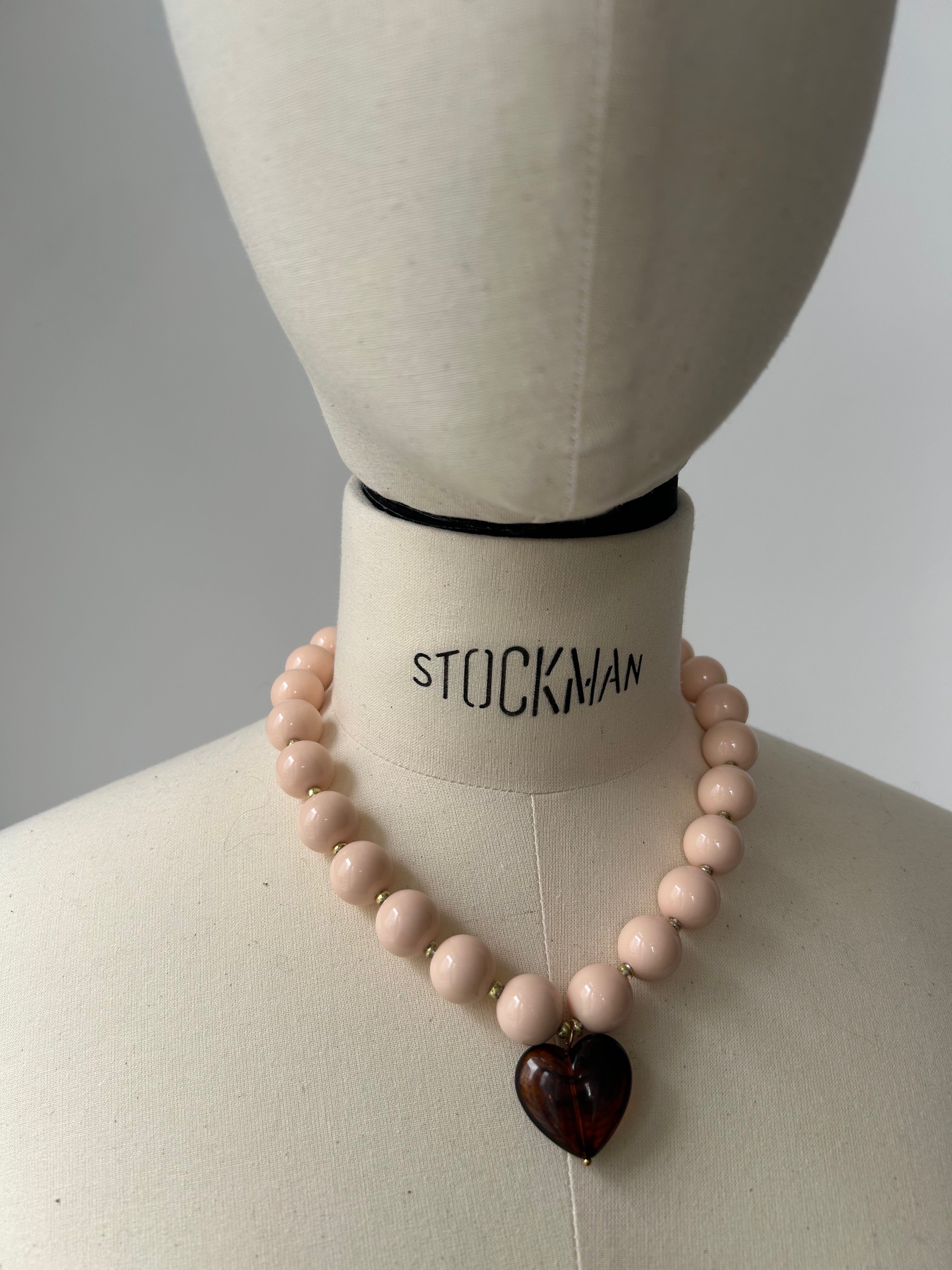 Halskette mit Perlen und Herz - Nude und Braun