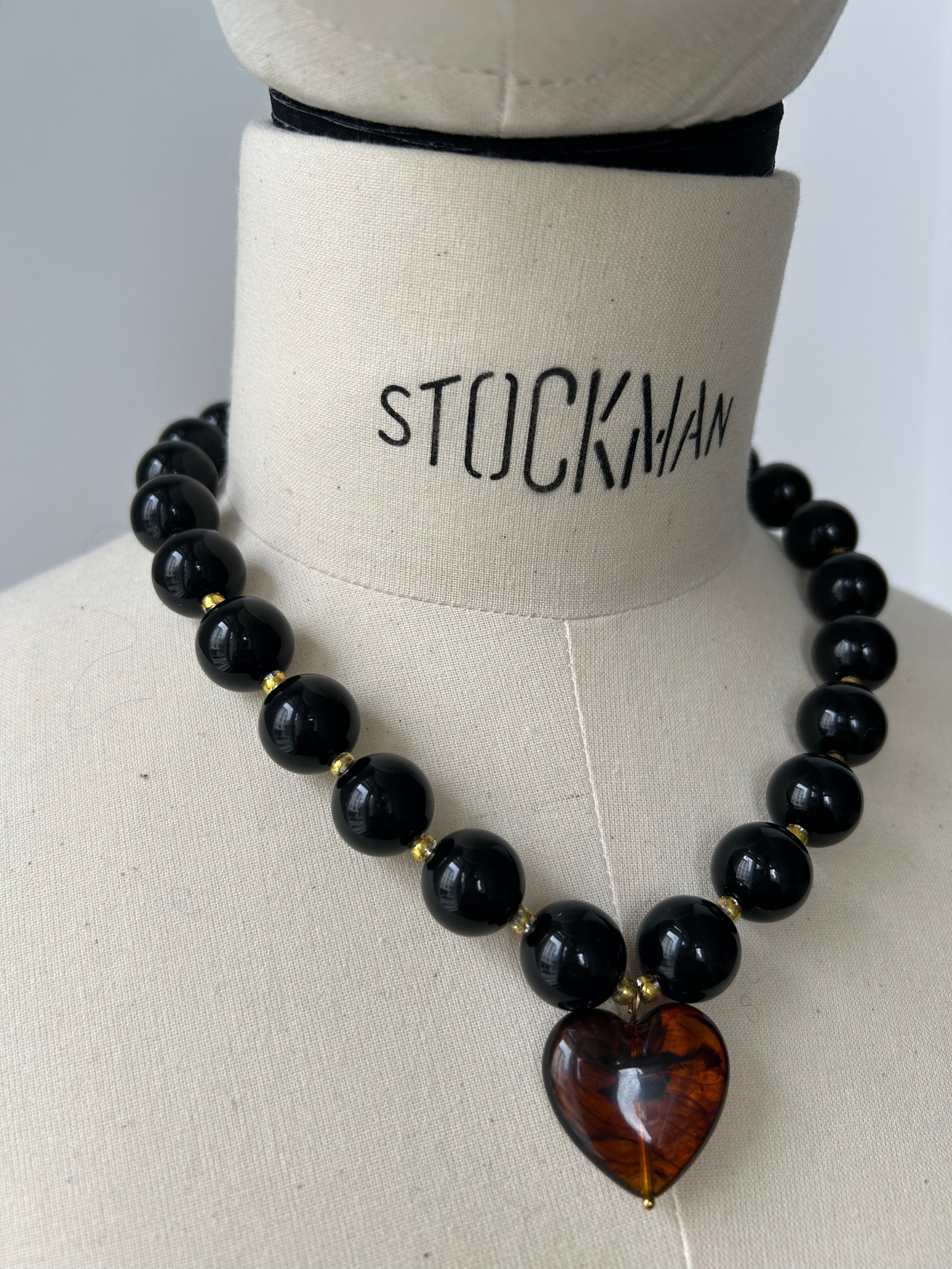 Halskette mit Perlen und Herz - Schwarz und Braun