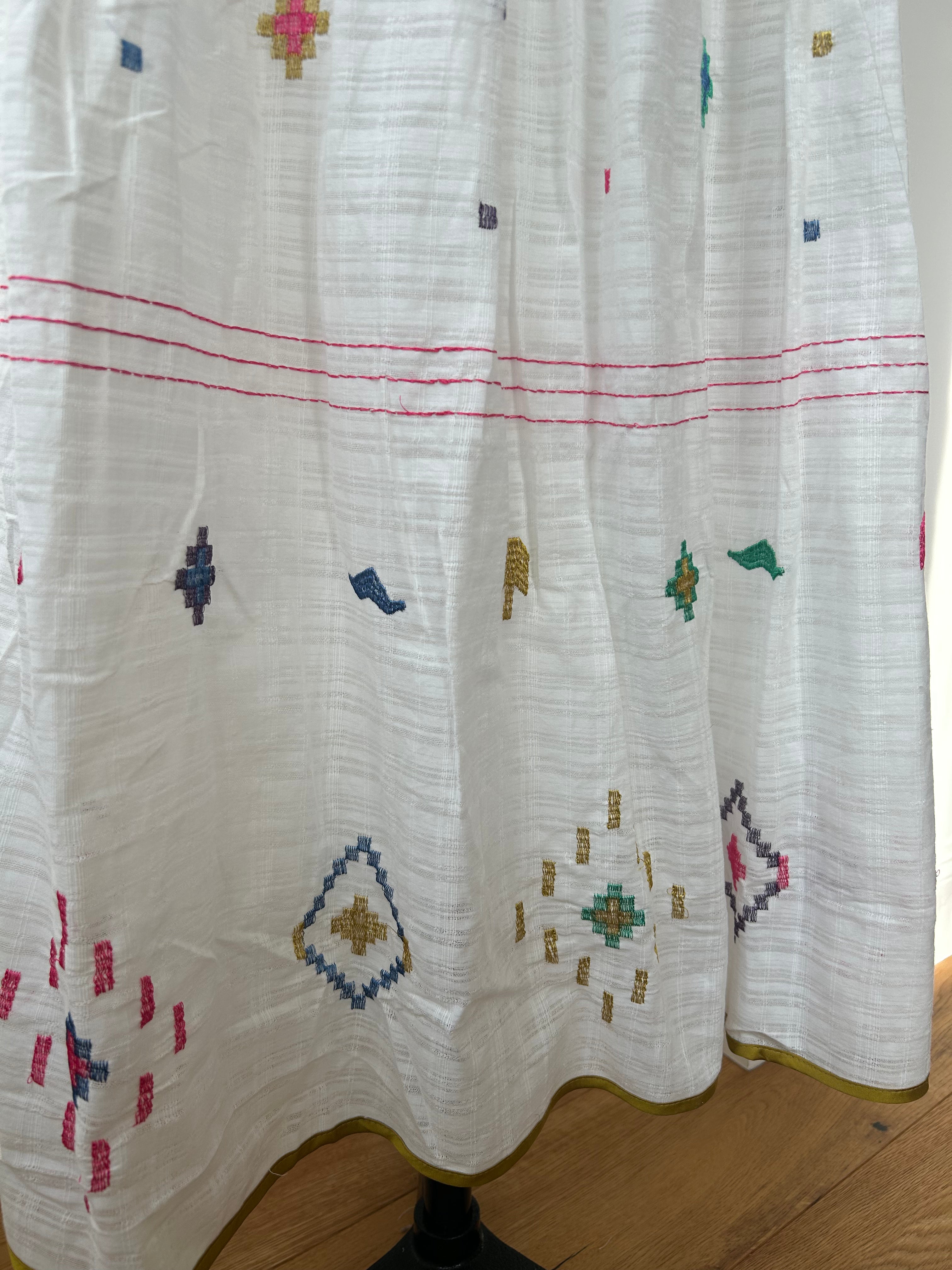 Bestickter Rock - weiss