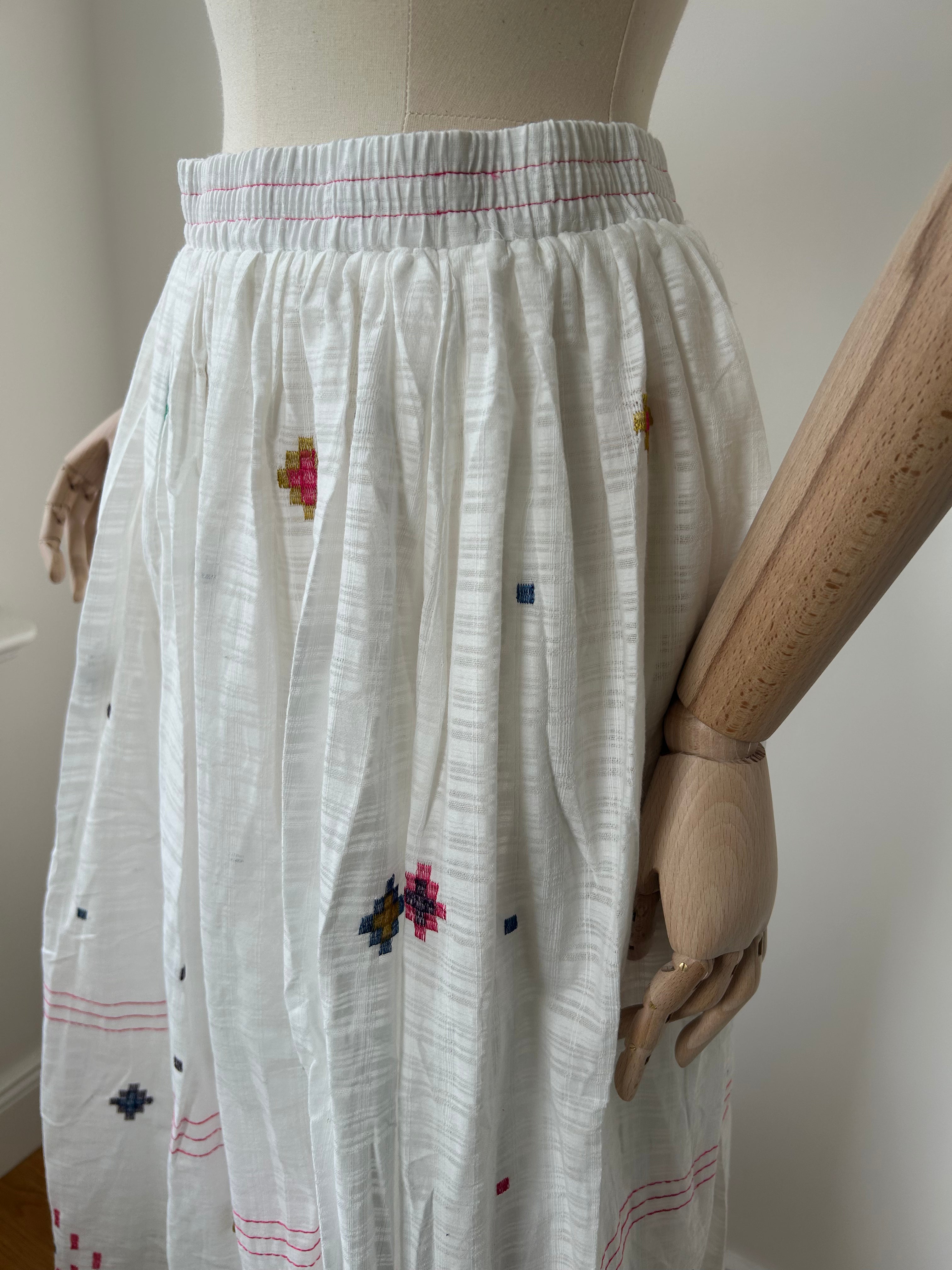 Bestickter Rock - weiss