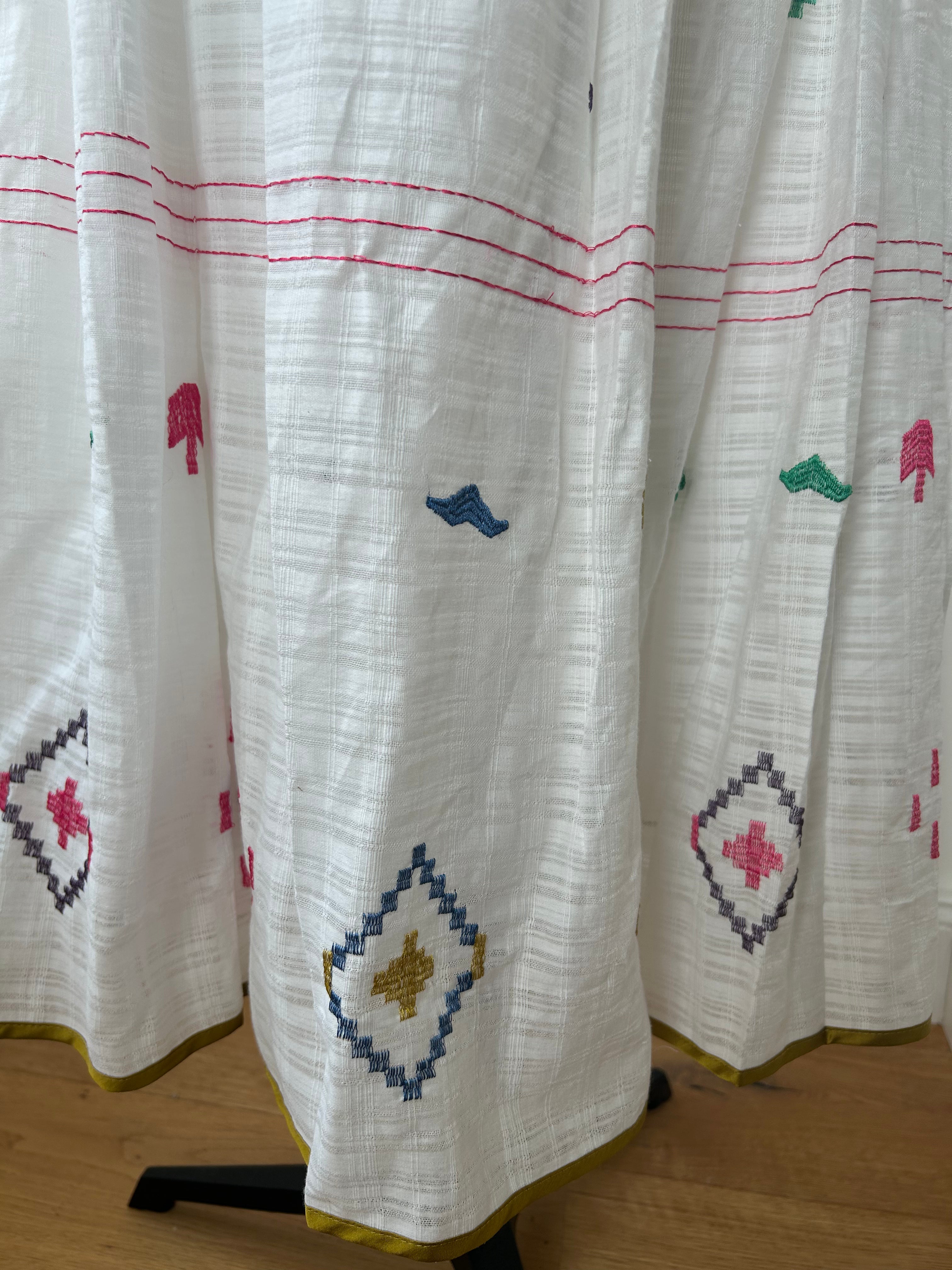 Bestickter Rock - weiss