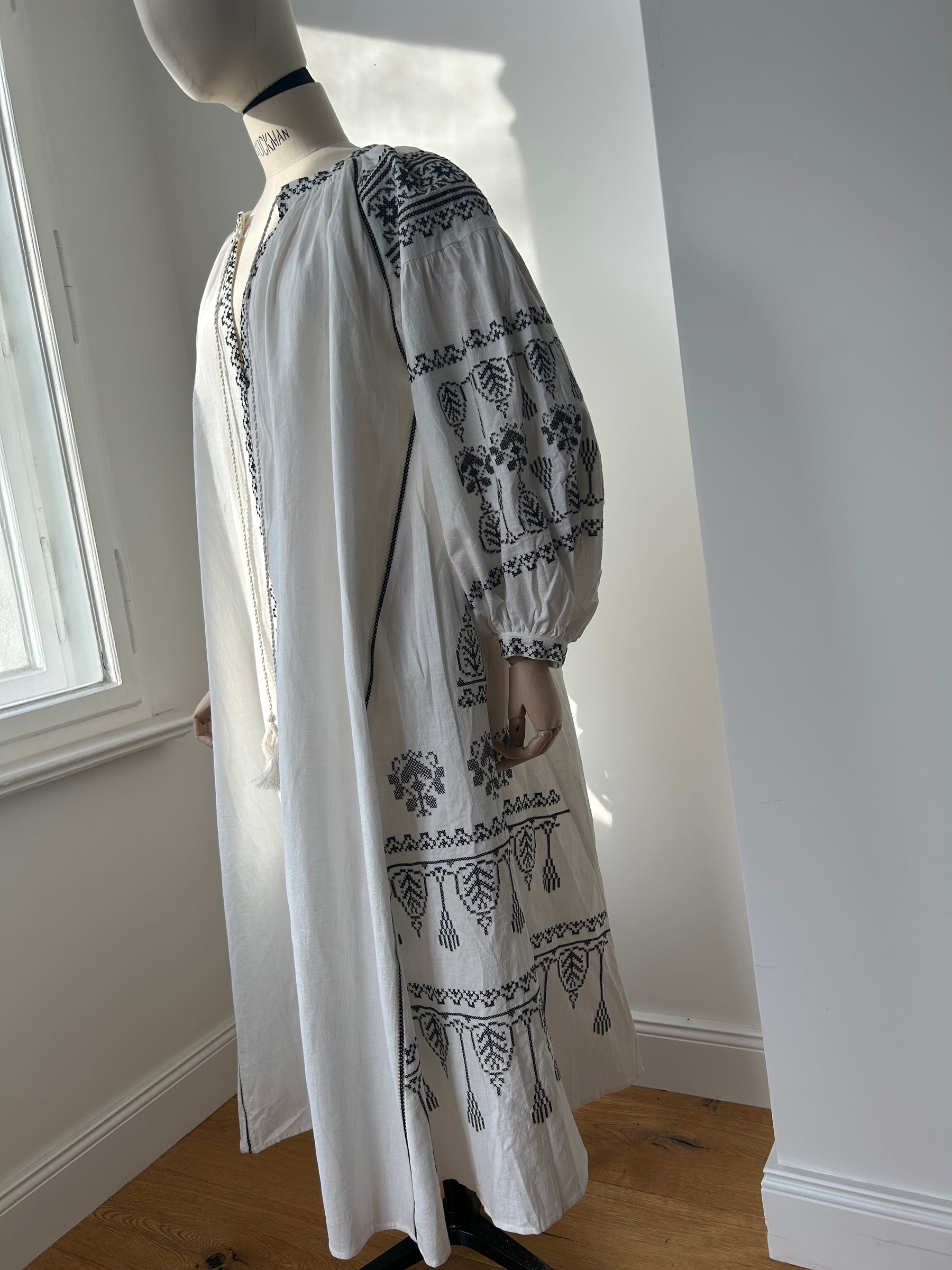 Weißes Kleid mit Kreuzstich