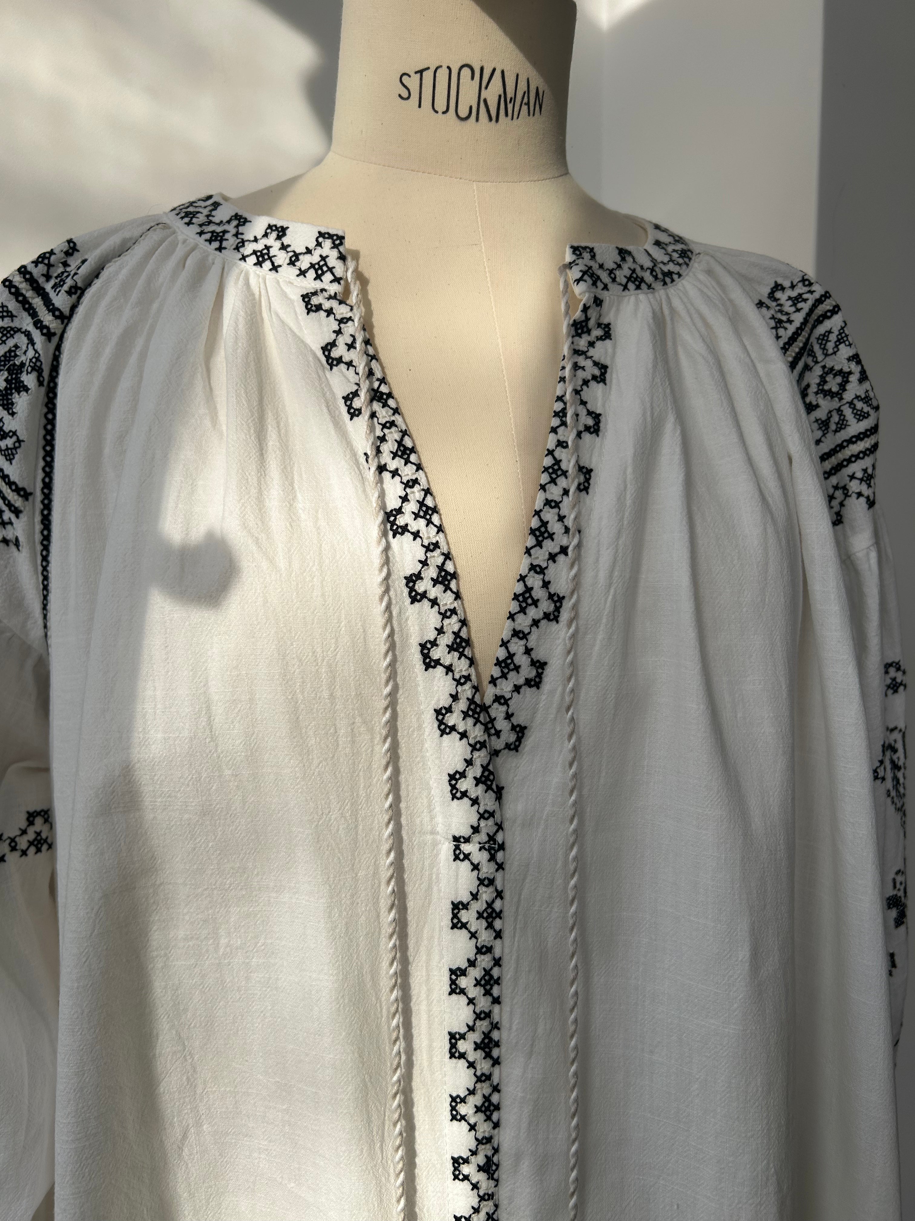 Weißes Kleid mit Kreuzstich