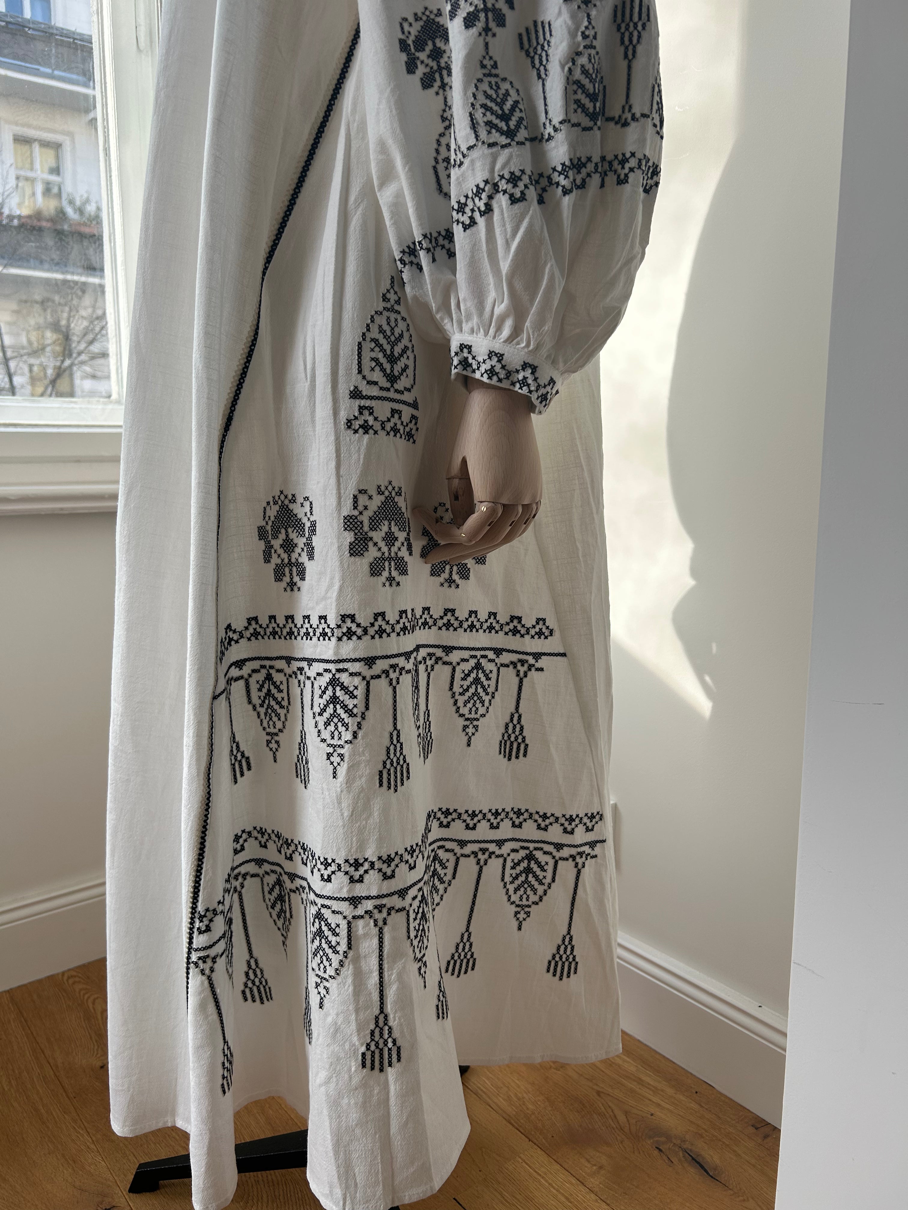 Weißes Kleid mit Kreuzstich