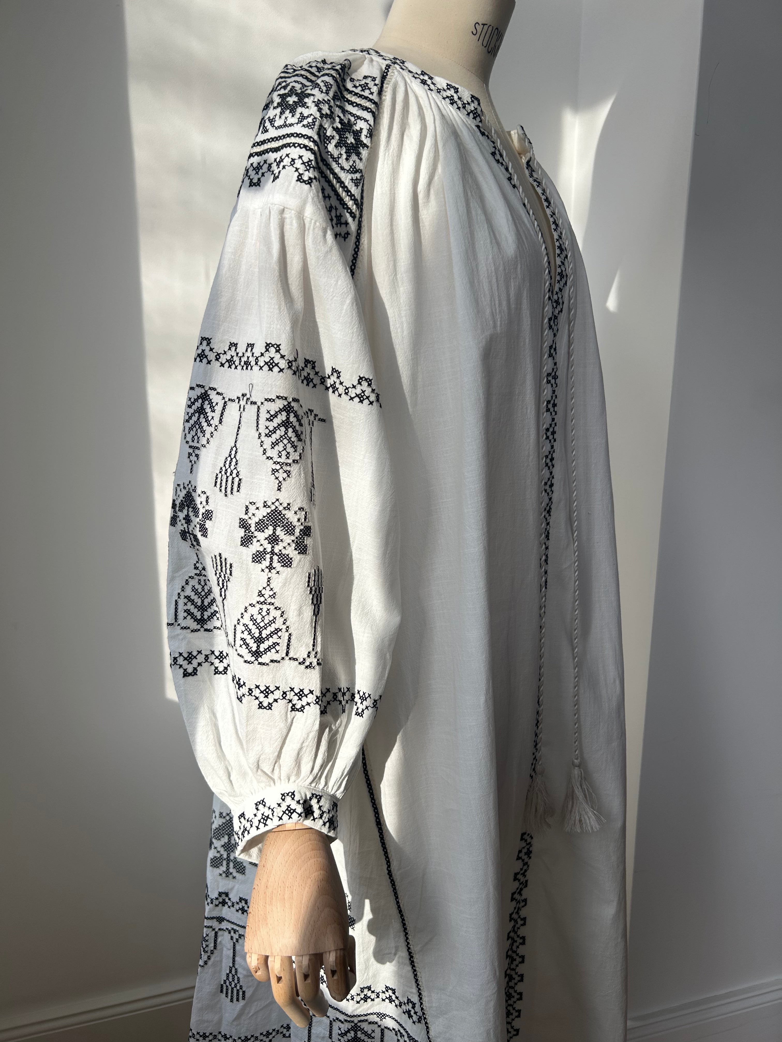 Weißes Kleid mit Kreuzstich