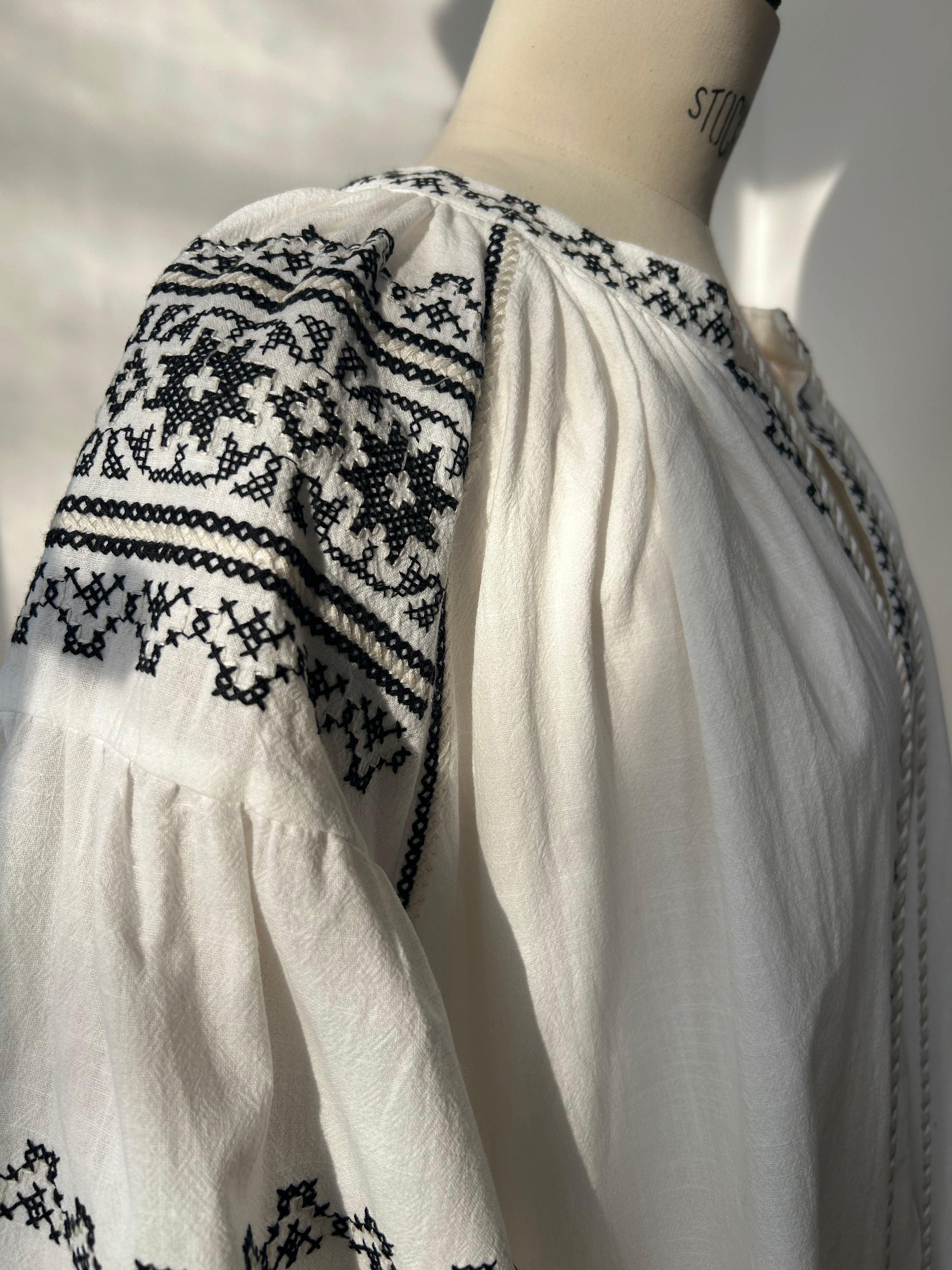 Weißes Kleid mit Kreuzstich