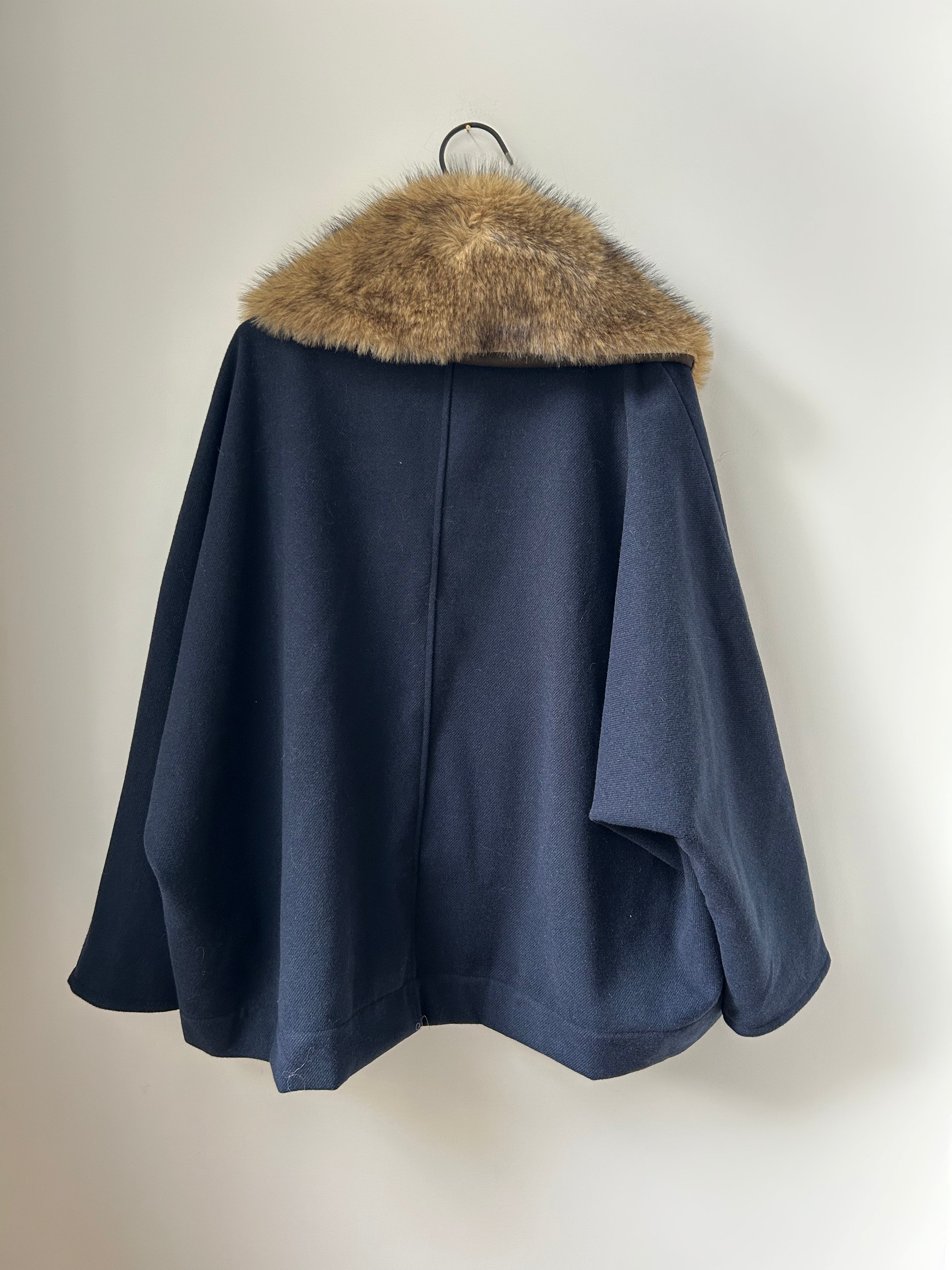 Cape-Jacke mit Faux Fellkragen zum Abknöpfen - blau