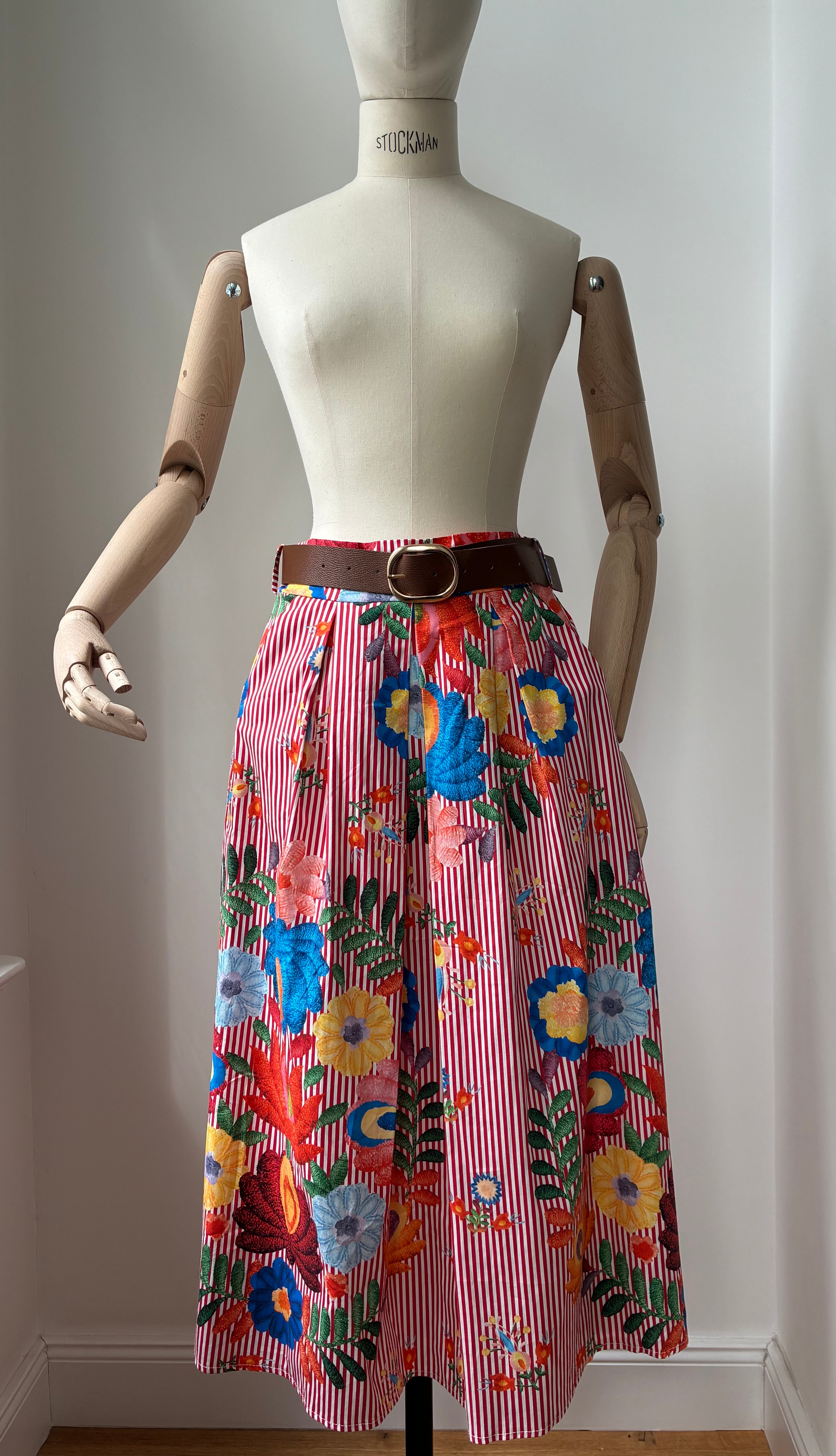 Rock mit buntem Blumenmuster