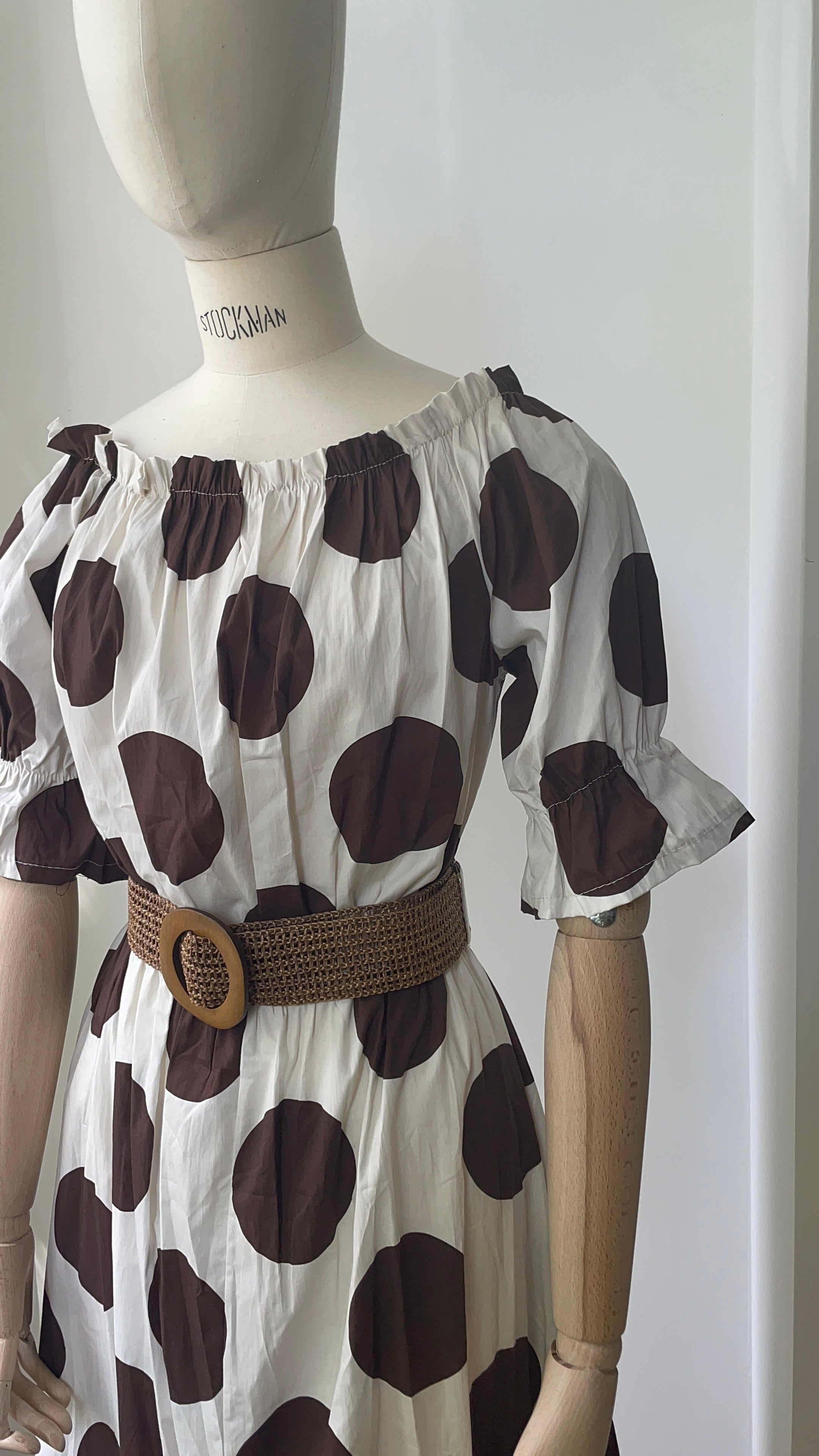 Carmen-Kleid mit Polka Dots - creme & braun