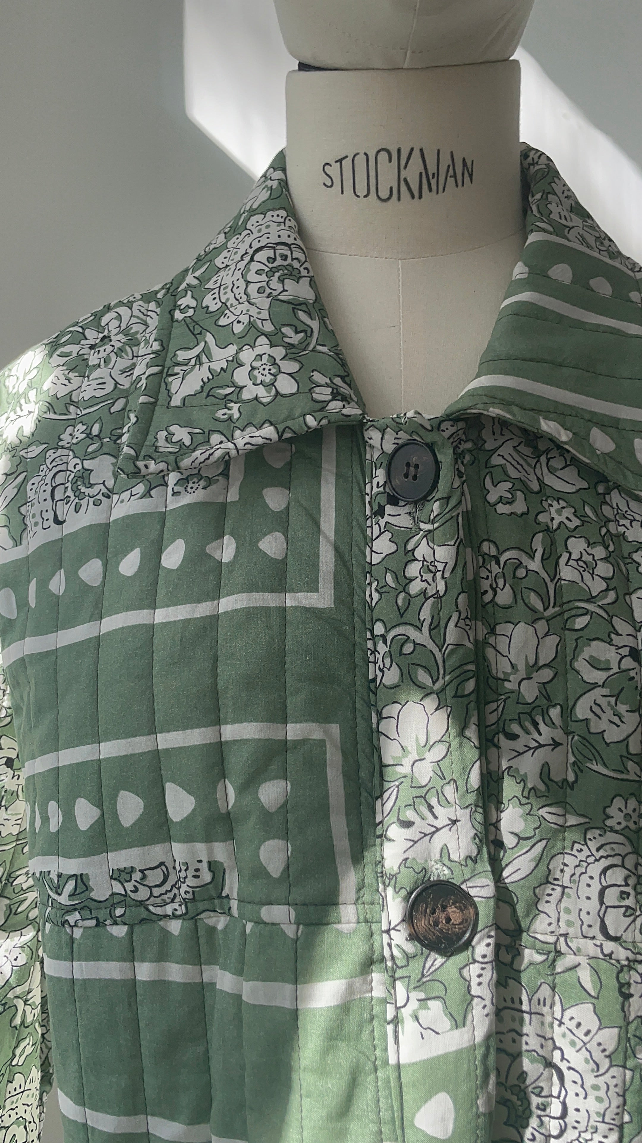Steppjacke mit grünem Muster