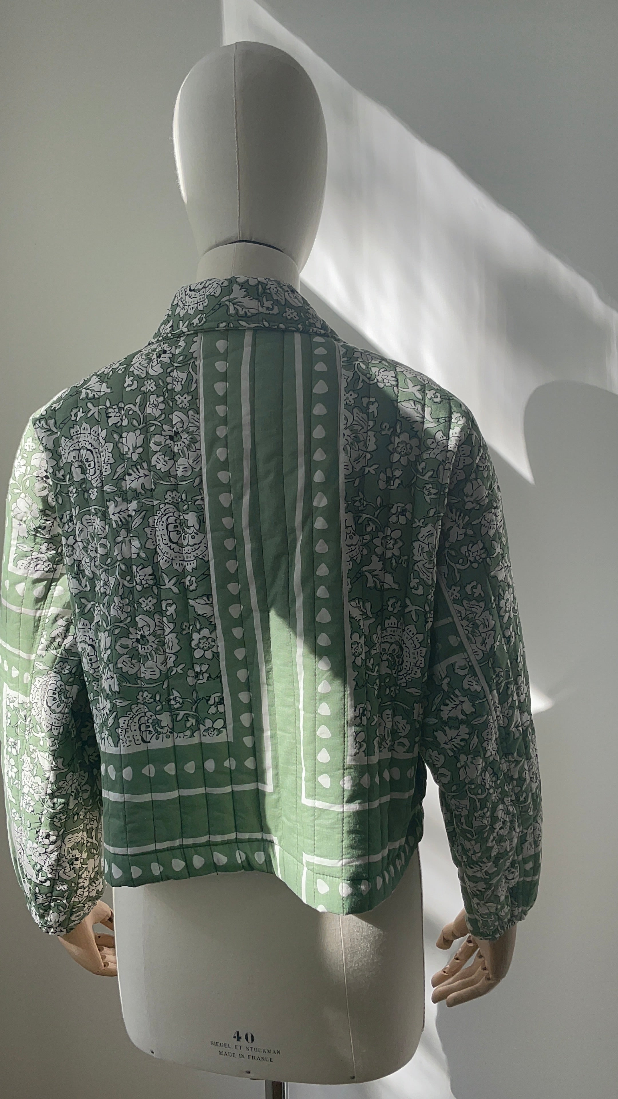 Steppjacke mit grünem Muster