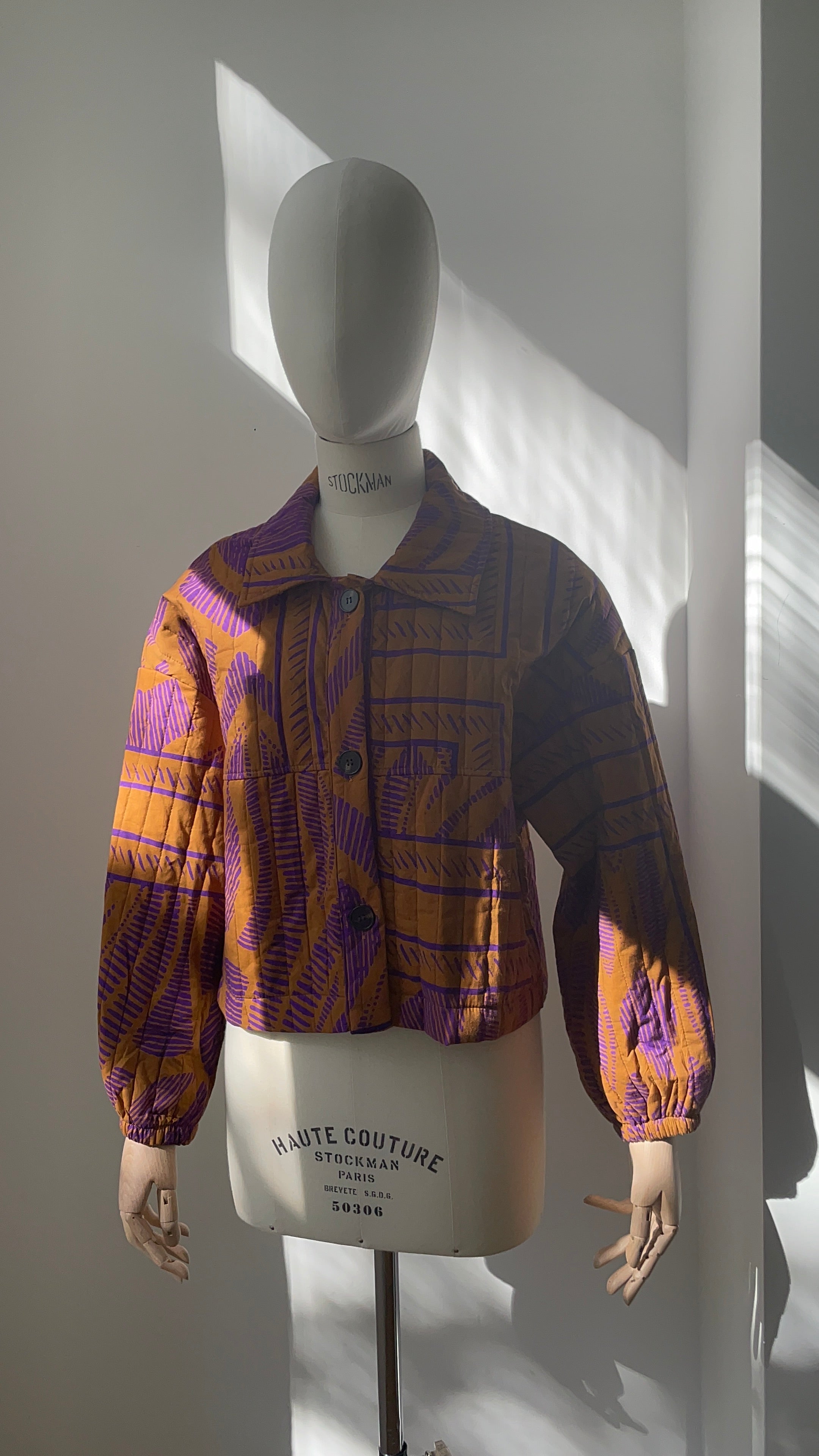 Steppjacke mit violettem Muster