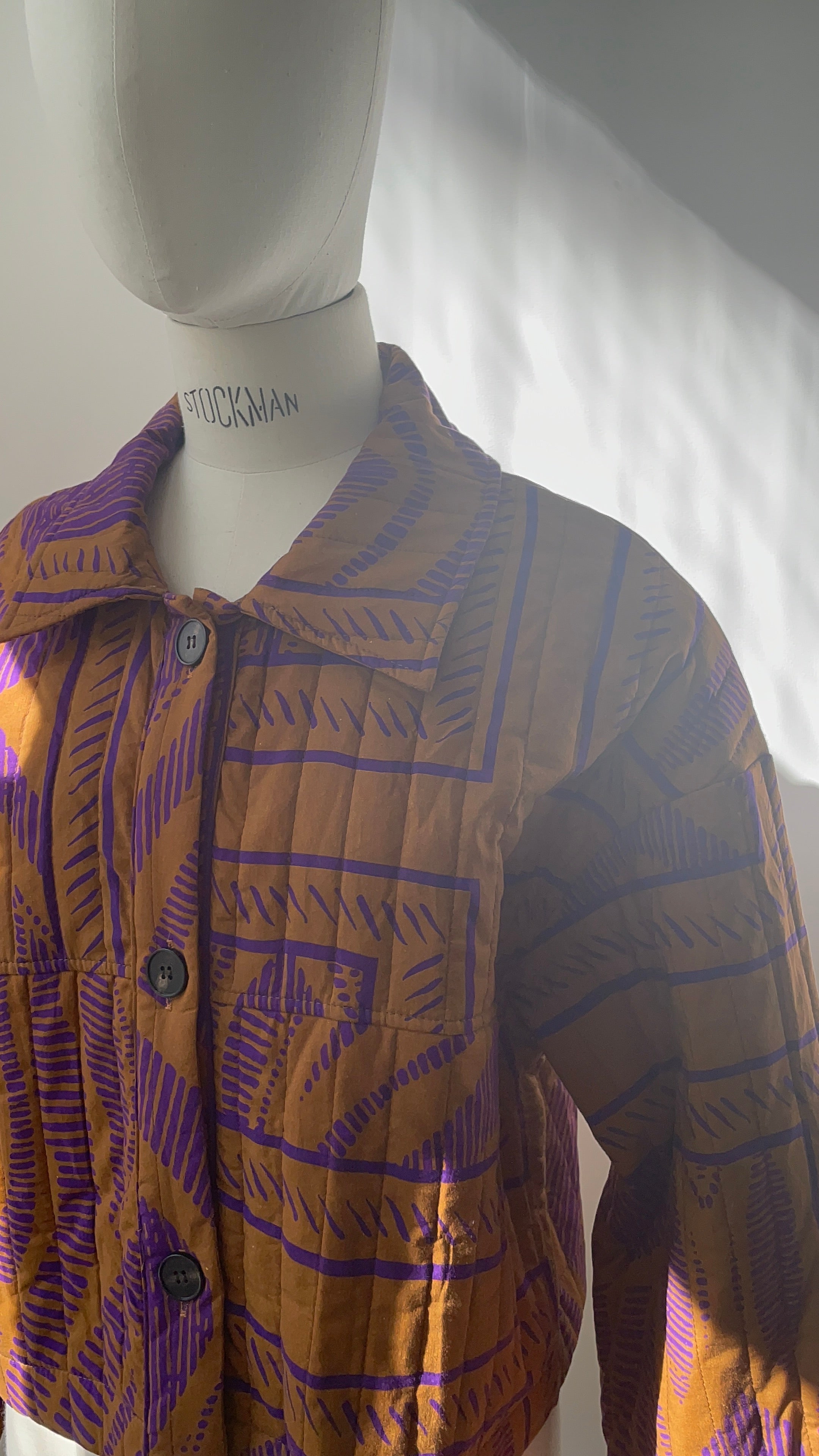 Steppjacke mit violettem Muster