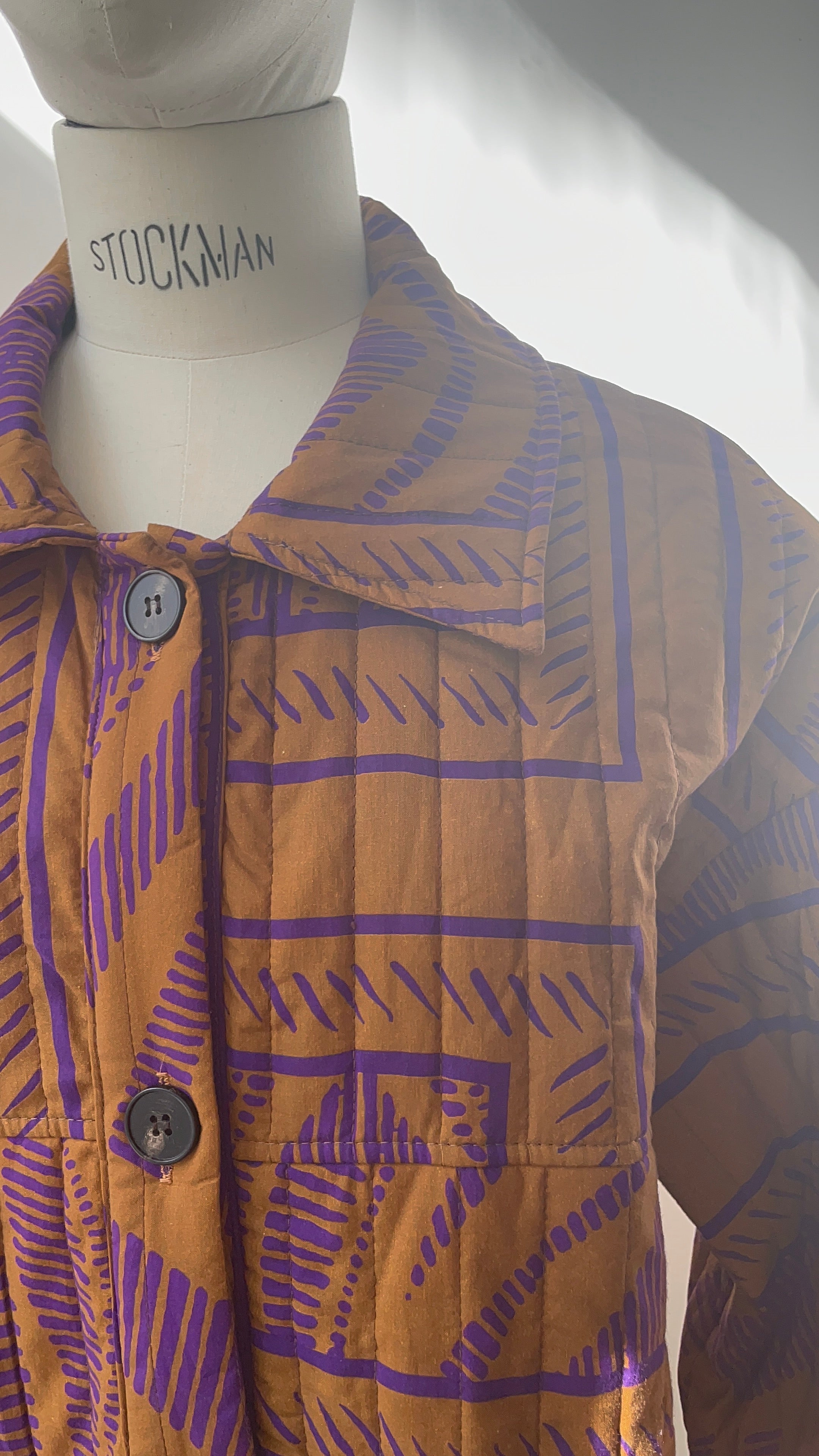 Steppjacke mit violettem Muster