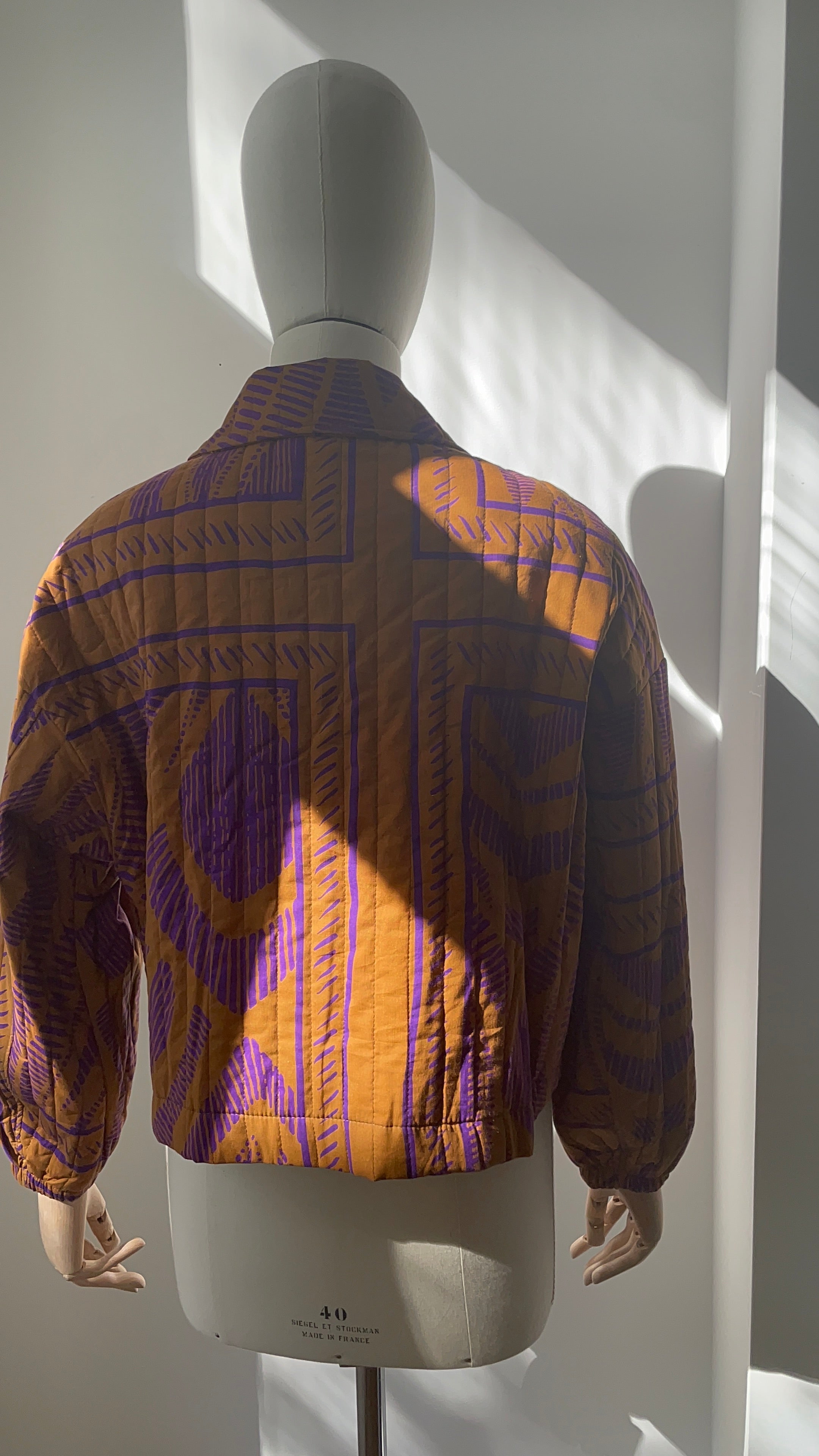 Steppjacke mit violettem Muster