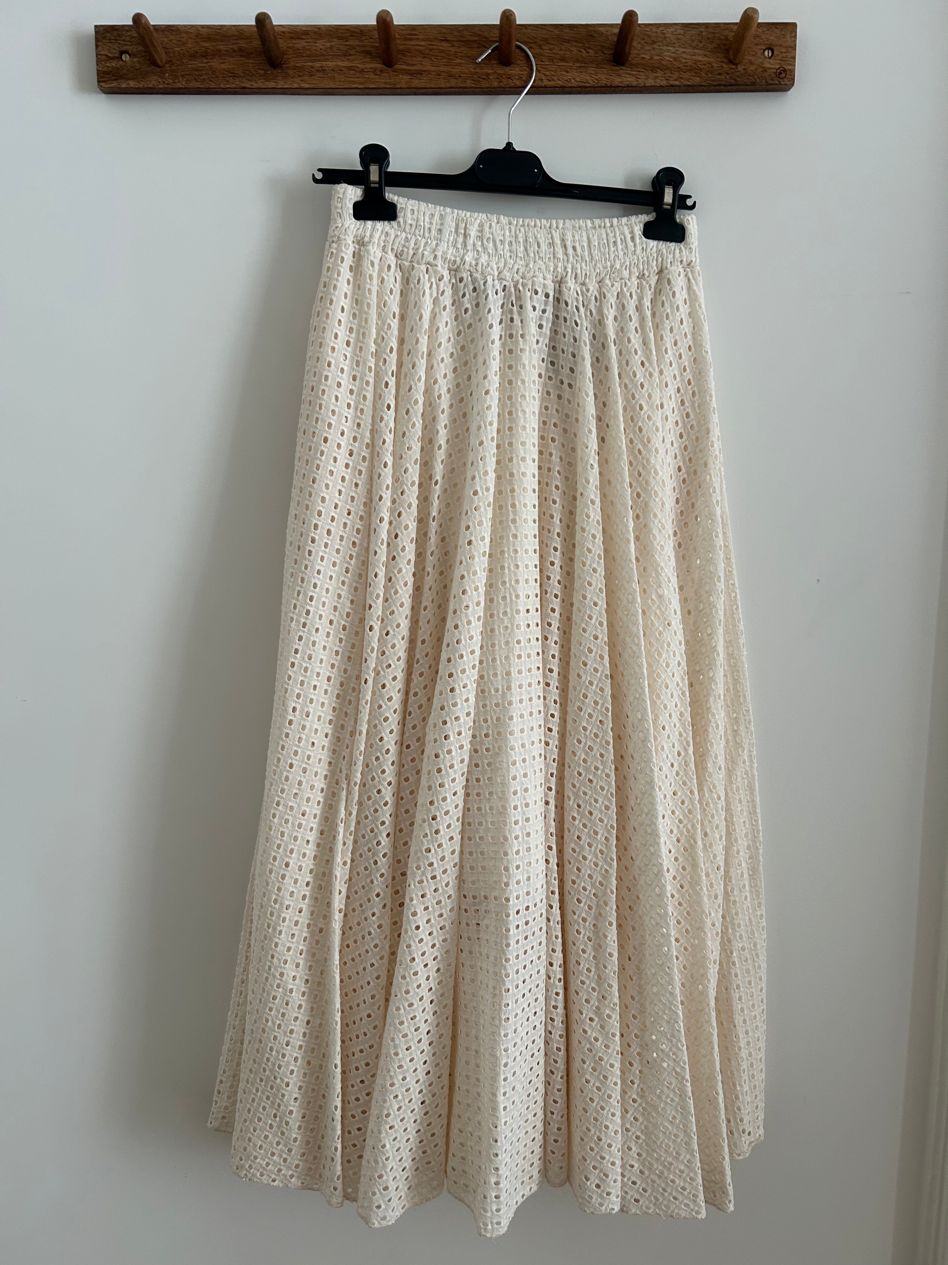 Langer Rock mit Lochmuster - creme