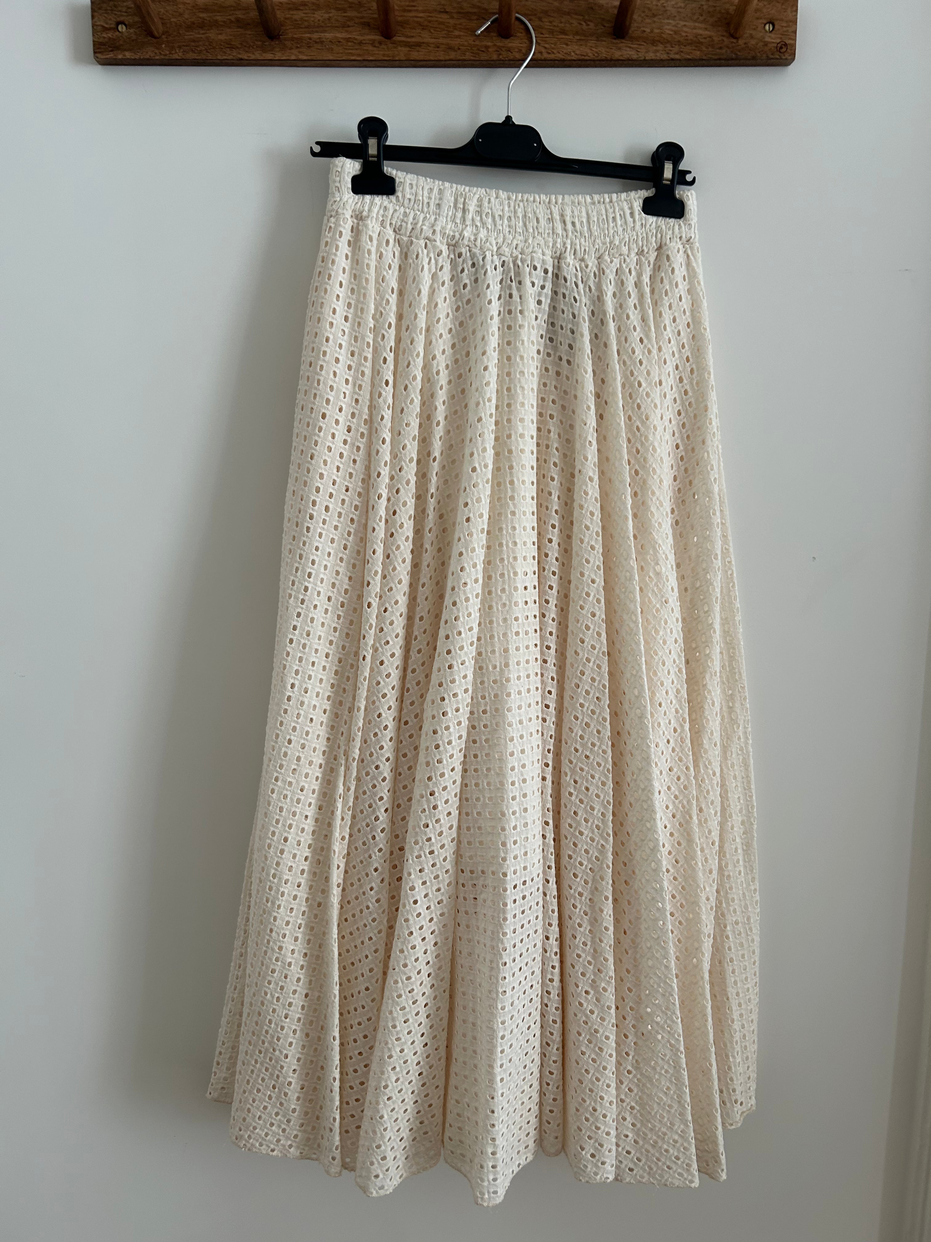 Langer Rock mit Lochmuster - creme