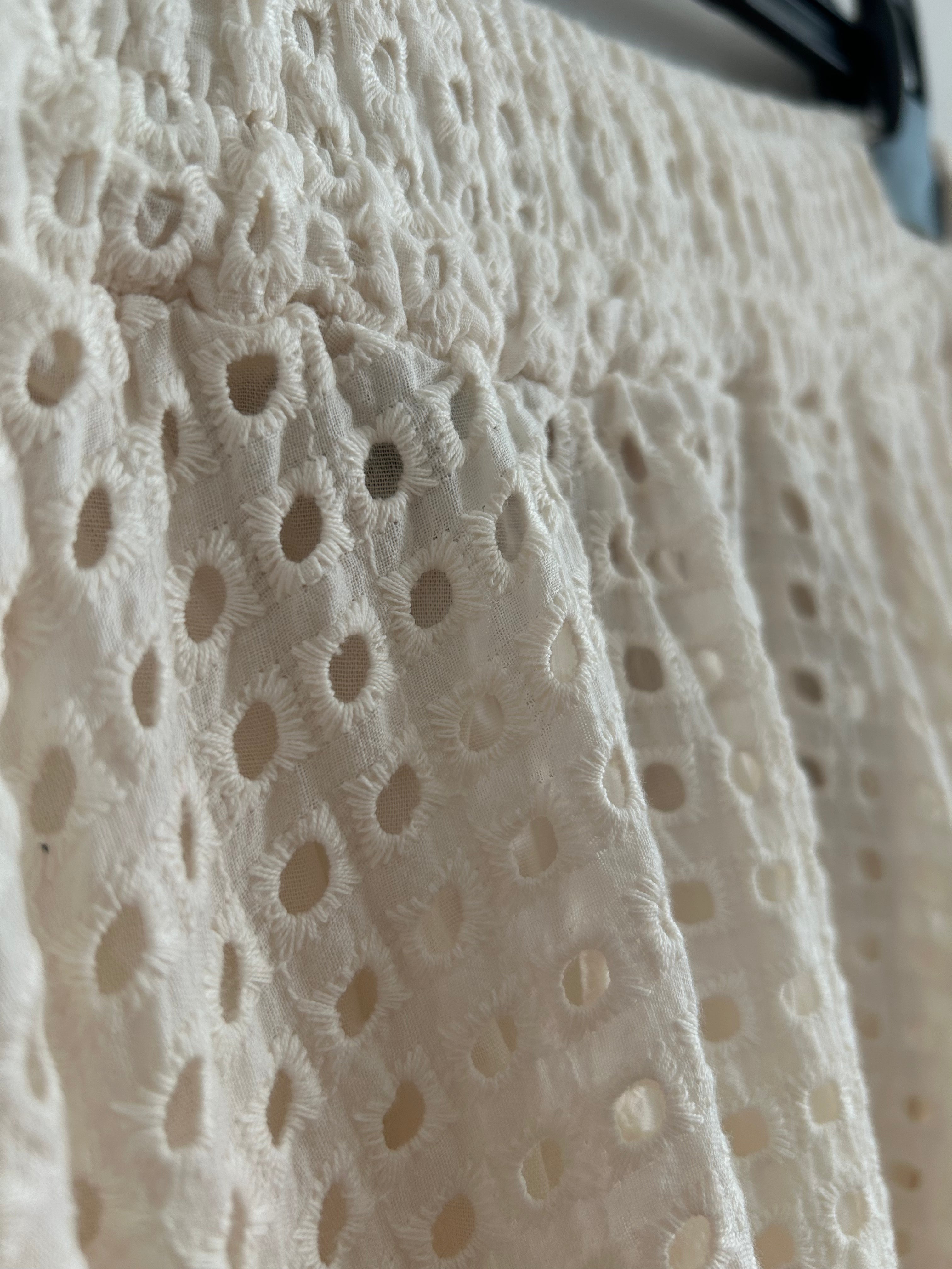 Langer Rock mit Lochmuster - creme