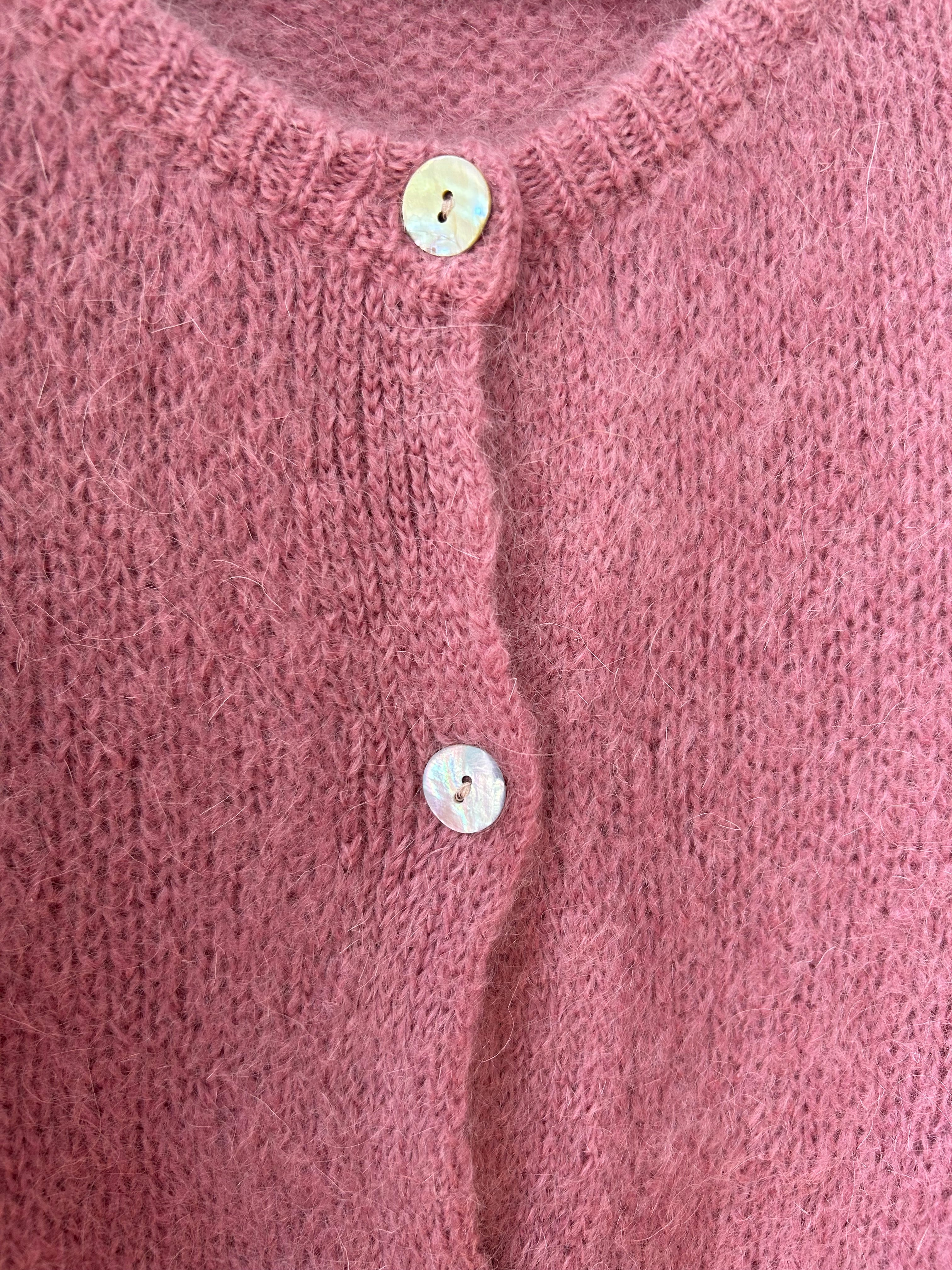 Detailaufnahme der Strickjacke Cardigan in Himbeer-Smoothie