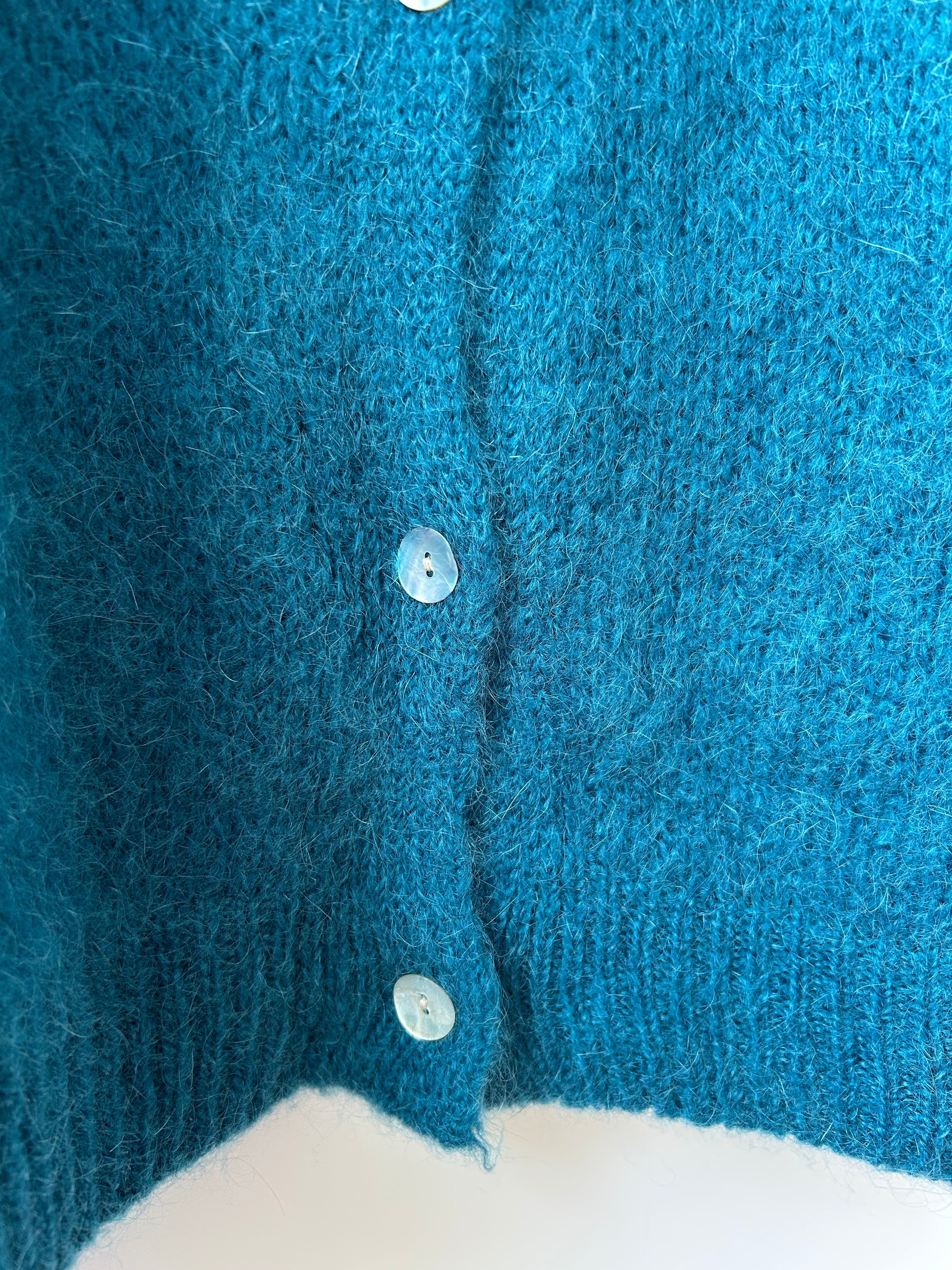 Detailaufnahme der Strickjacke Cardigan in Petrol