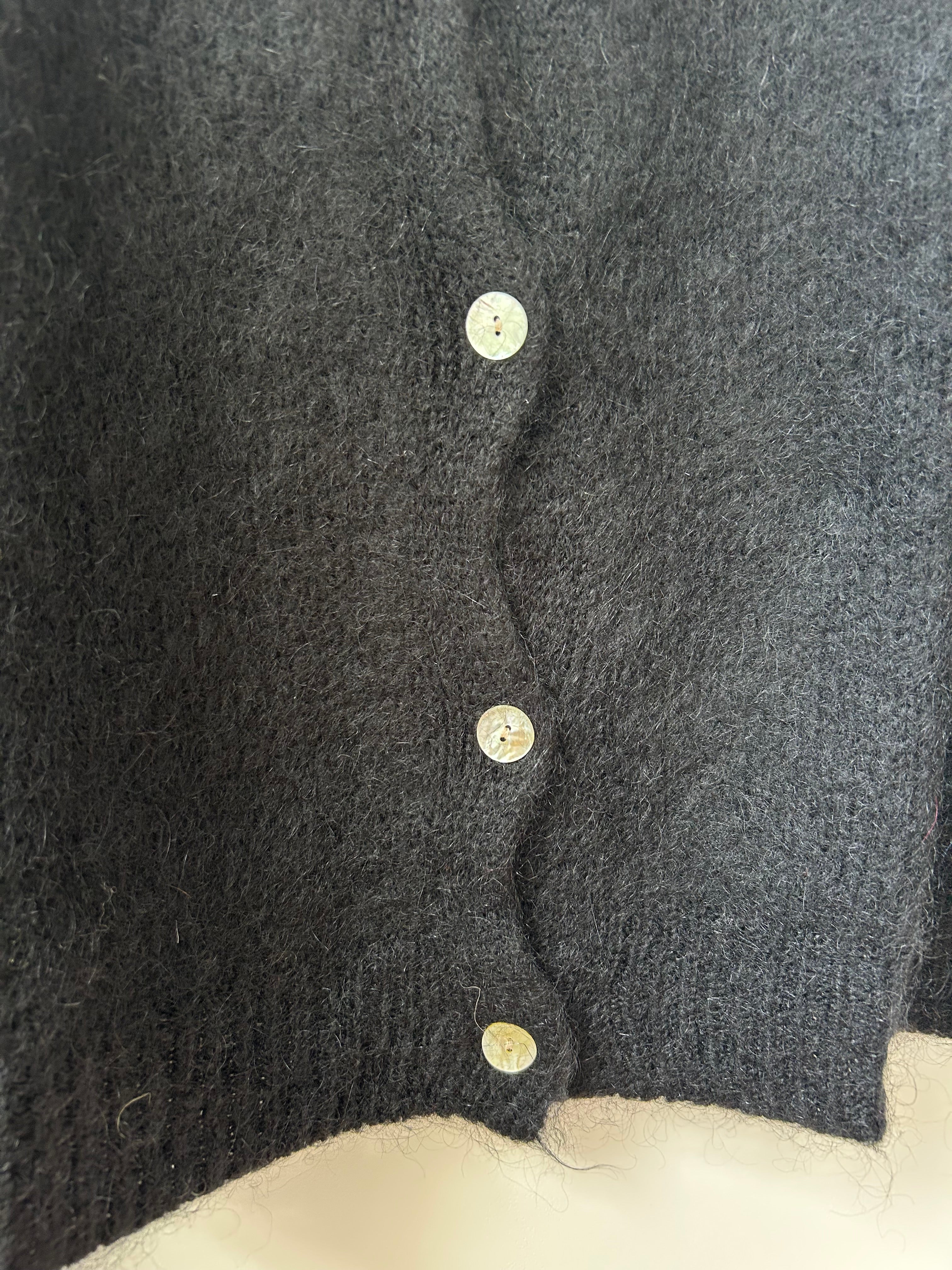 Detailaufnahme der Strickjacke Cardigan in Schwarz