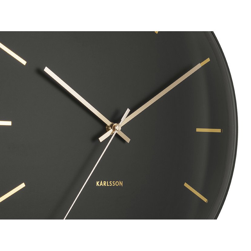 Detailansicht der goldenen Akzente der Globe Wanduhr von Karlsson